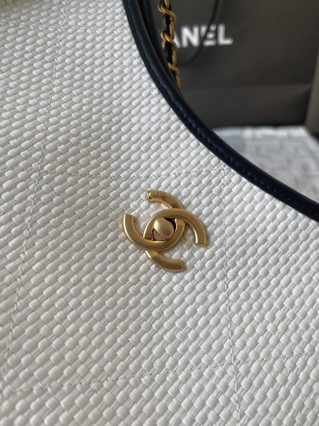 Chanel 25S Maxi Hobo Straw and Leather Tote Bag - Image 5