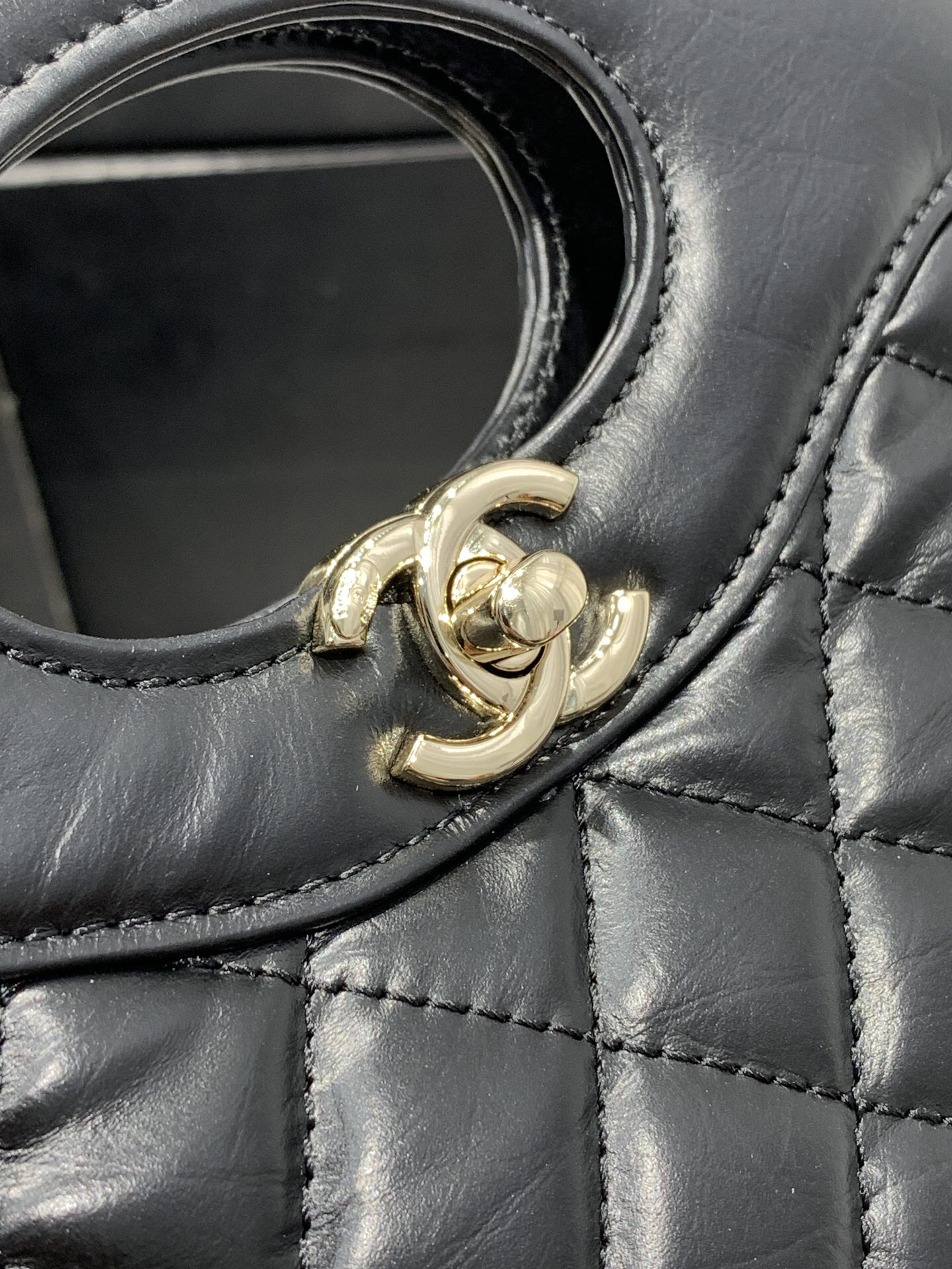 Chanel 31 Handbag - Image 5