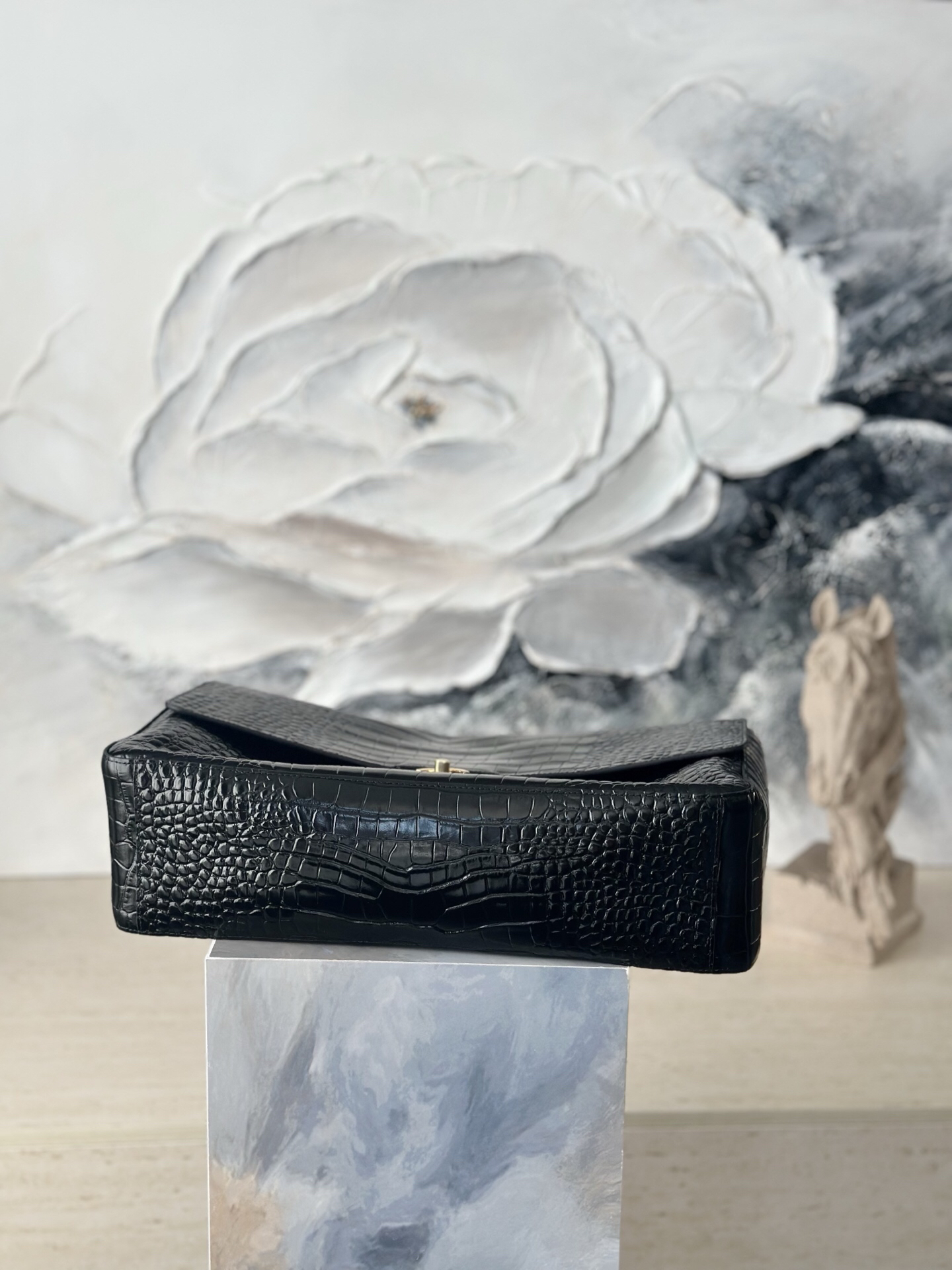 Chanel 26S Black Crocodile-Pattern Leather Maxi Flap Handbag with Gold-Tone Clasp - Image 5