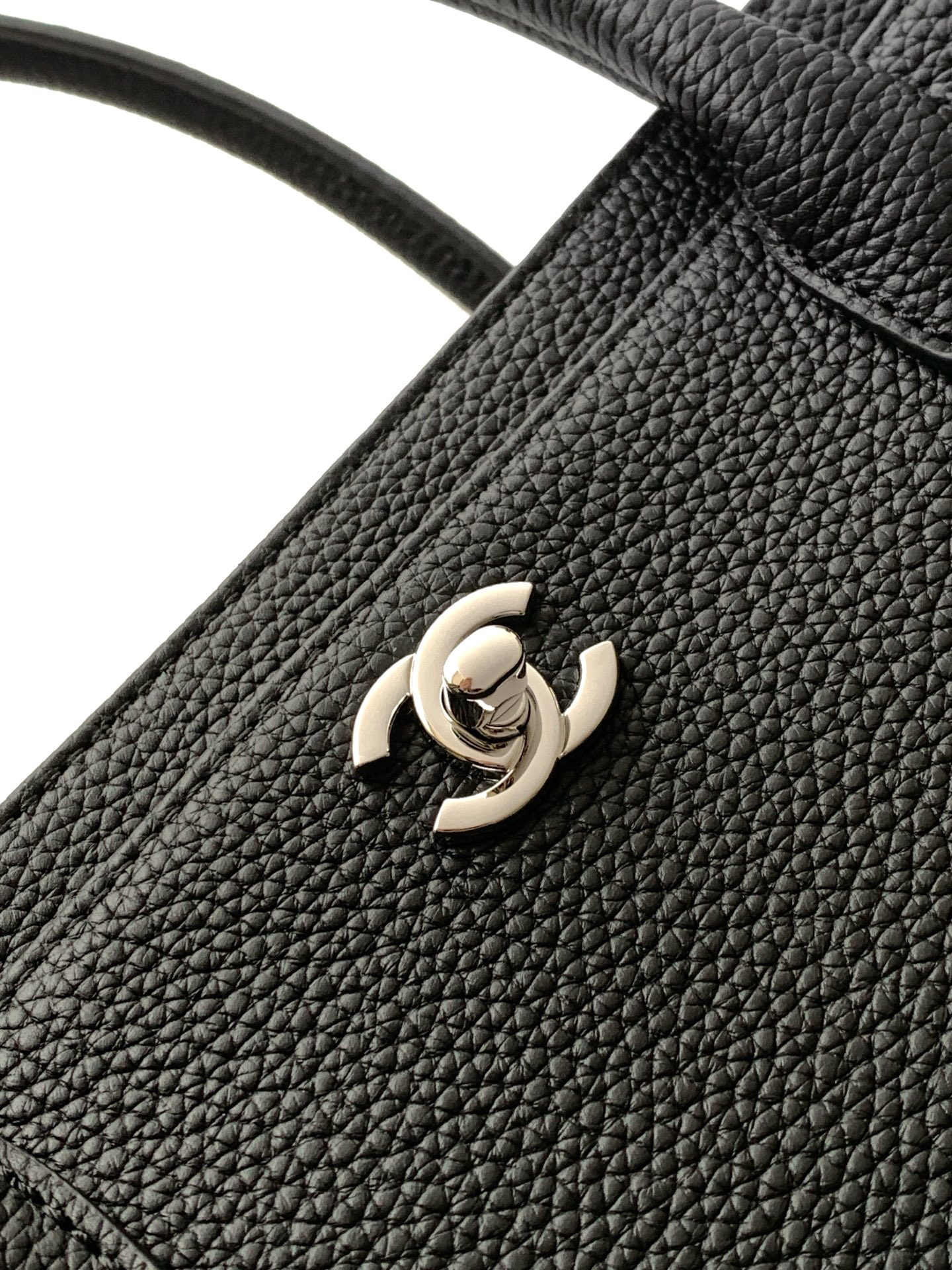 Chanel Cerf Medium Black and Silver Textured Calfskin Tote Bag - Image 5