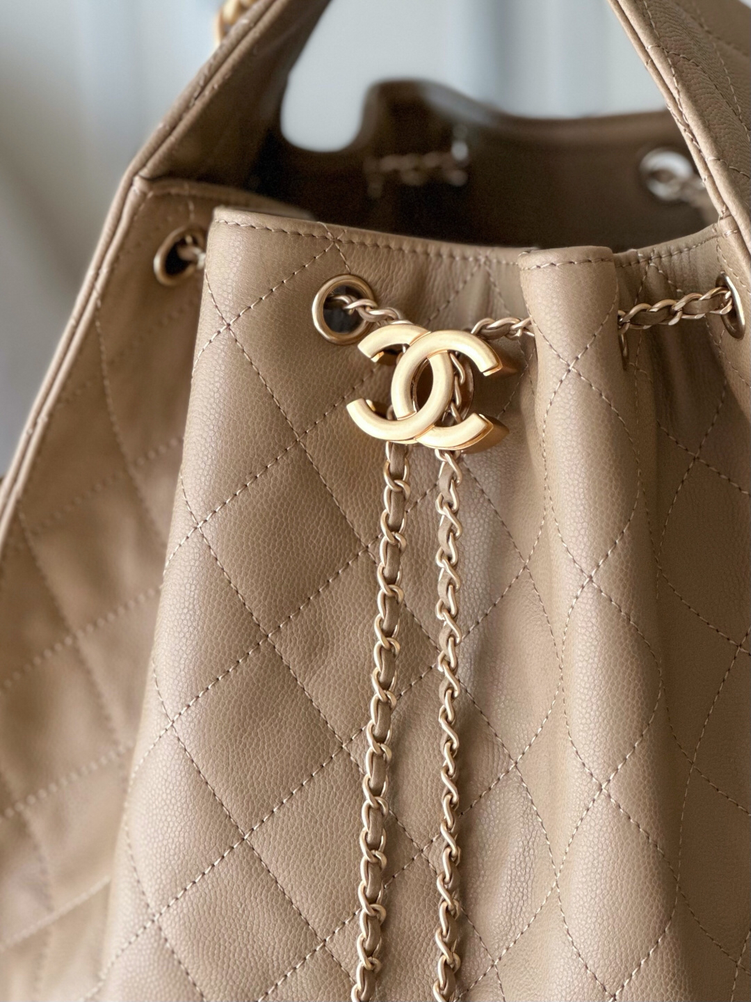 CHANEL 25 Quilted Leather Hobo Shoulder Bag - Image 5