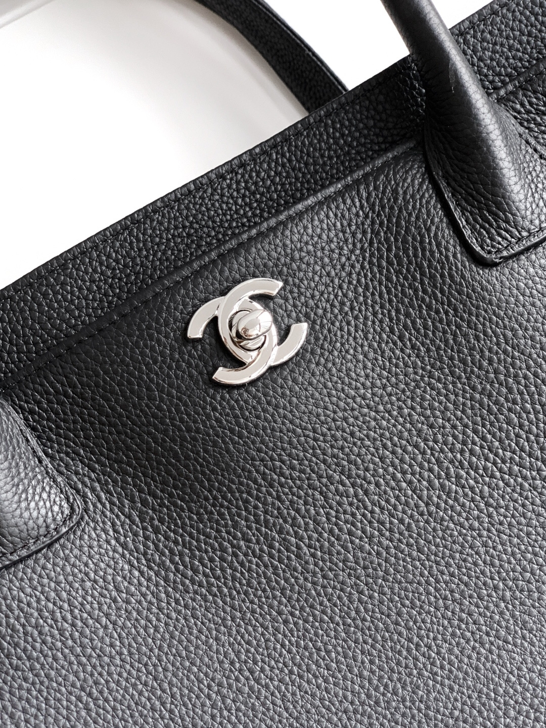 Chanel Cerf Medium Tote Bag - Image 5