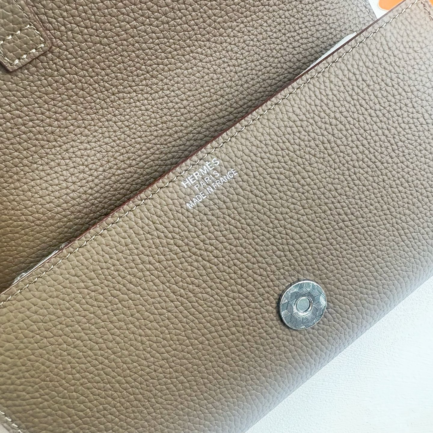 Hermès Long Leather Wallet with Detachable Shoulder Strap - Image 5