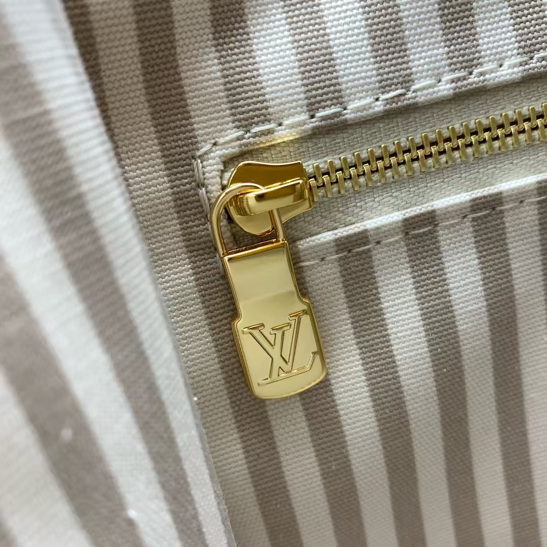 Louis Vuitton OnTheGo Small Handbag in Monogram Empreinte Leather - Image 6
