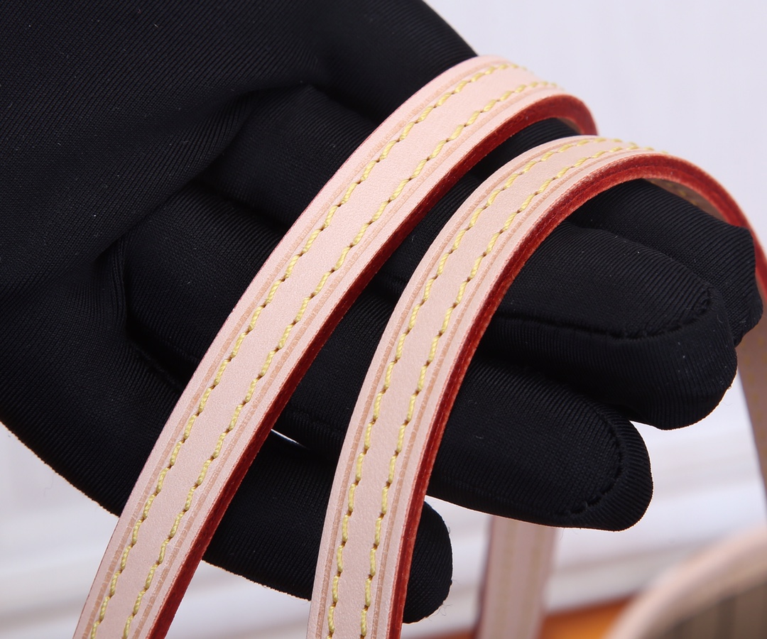 Louis Vuitton Neverfull Classic Handbag - Image 6