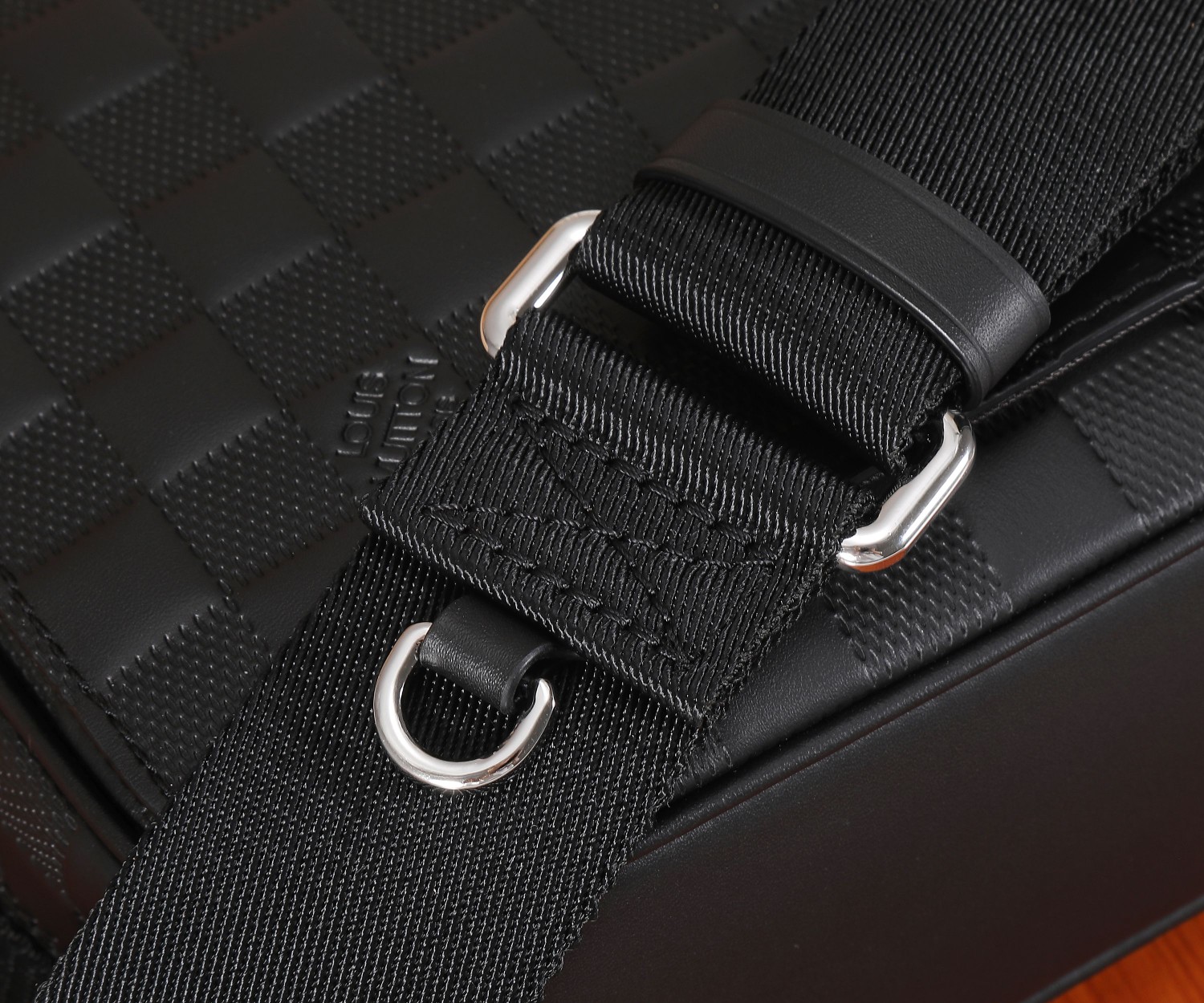 Louis Vuitton District Small Messenger Bag N42711 in Damier Infini - Image 6