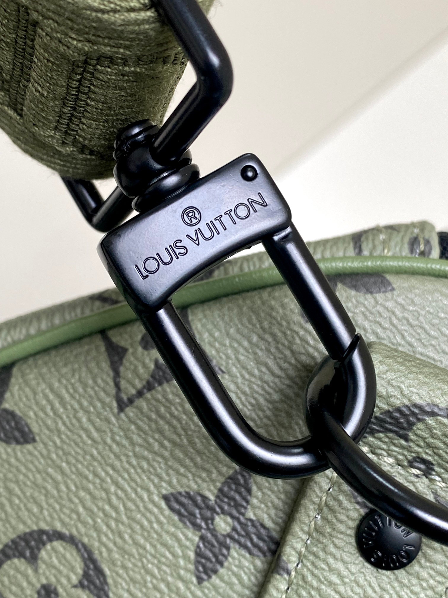 Louis Vuitton Keepall Bandouliere 55 Travel Bag in Green Monogram - Image 6