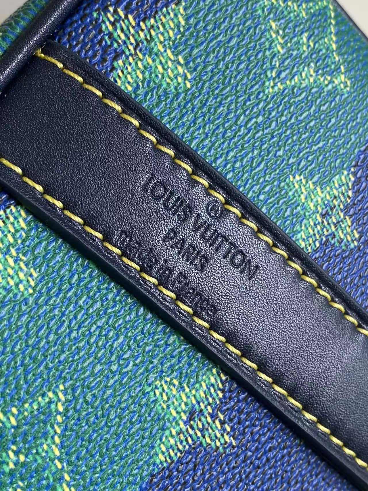 Louis Vuitton Keepall Bandoulière 25 Travel Bag in Monogram Surfin Canvas - Image 6