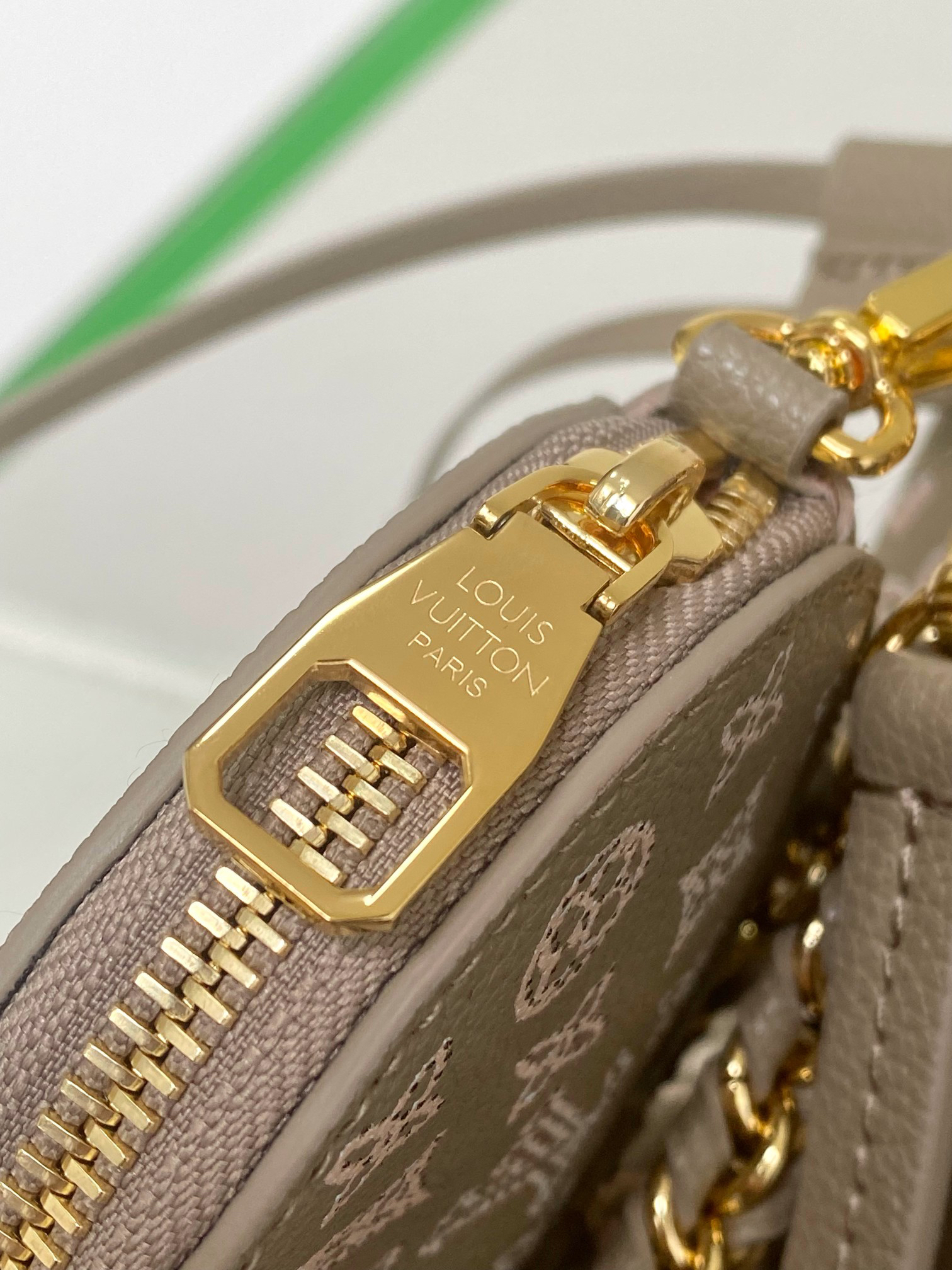 M23388 Light Gray Leather Bella Bucket Handbag - Image 6