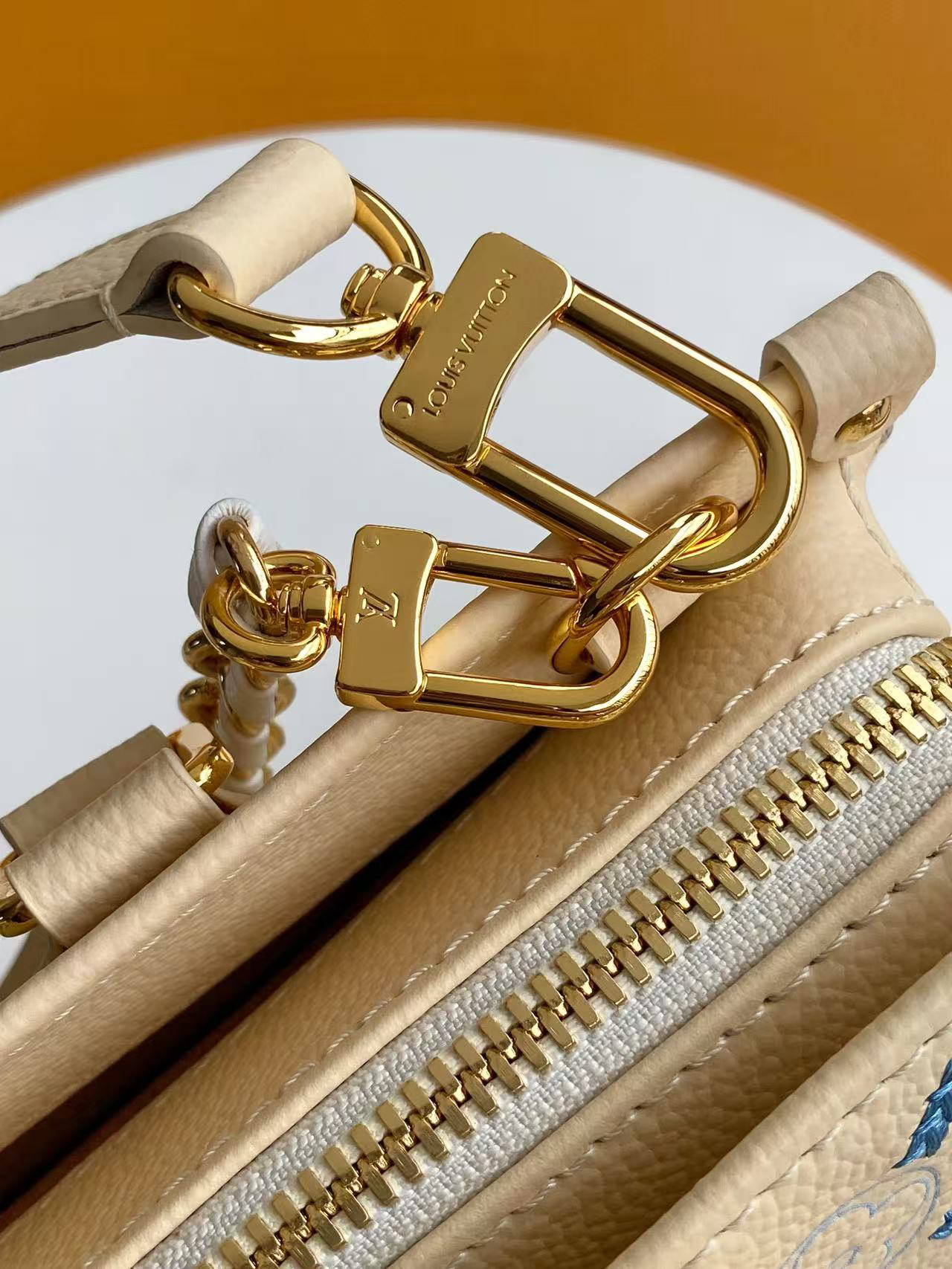 Louis Vuitton OnTheGo East West Handbag in White Monogram Empreinte Leather - Image 6