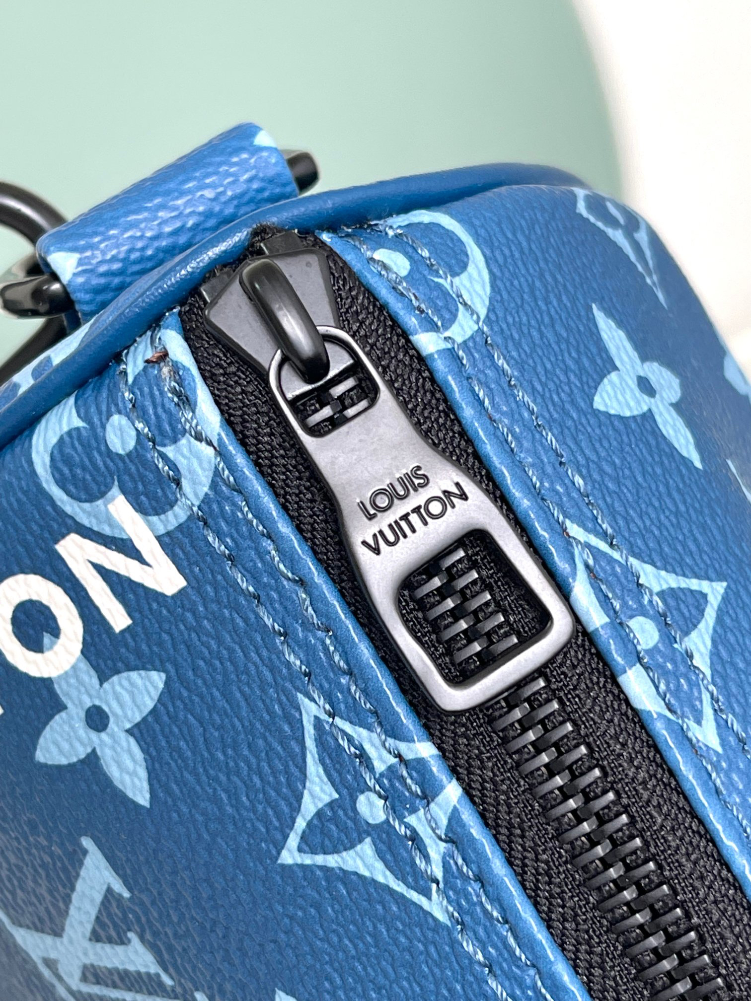Louis Vuitton Keepall Bandoulière 25 Blue Leather-Trimmed Canvas Shoulder Bag - Image 6