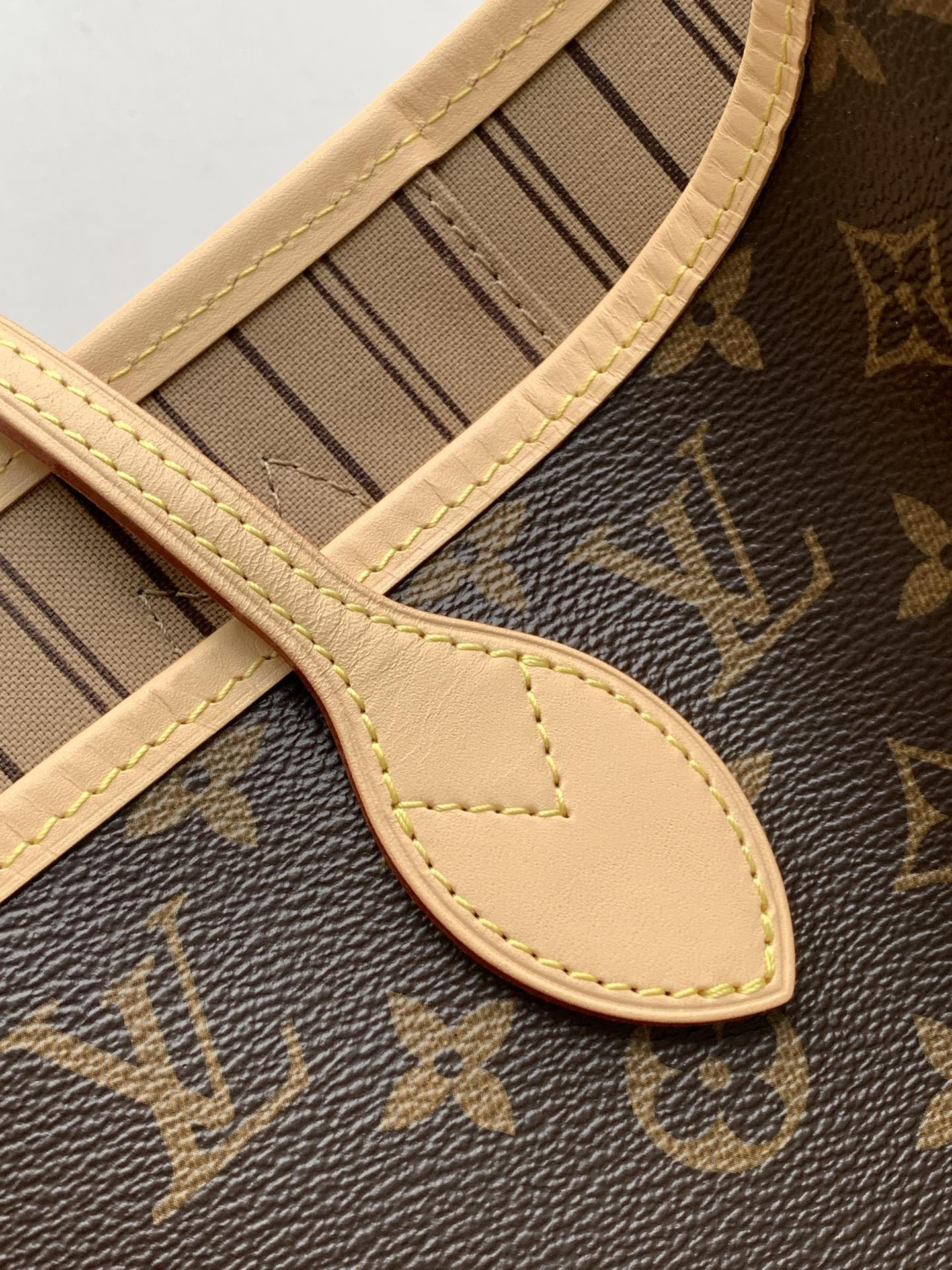 Louis Vuitton Neverfull Medium Tote Bag - Image 6