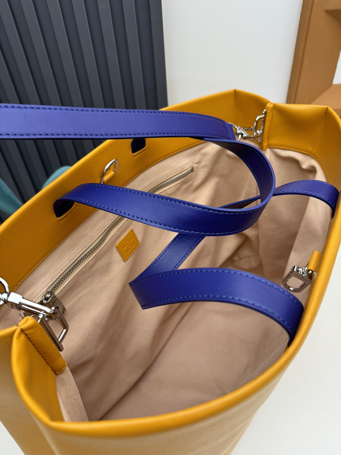 Louis Vuitton M24457 Medium Leather Handbag - Image 6