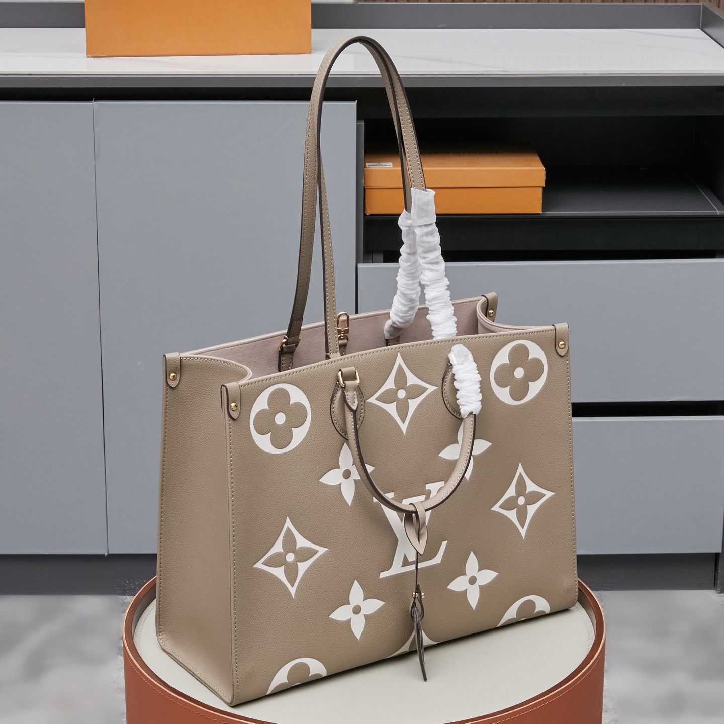 Louis Vuitton Onthego Large Handbag M45945 in Black Monogram - Image 6