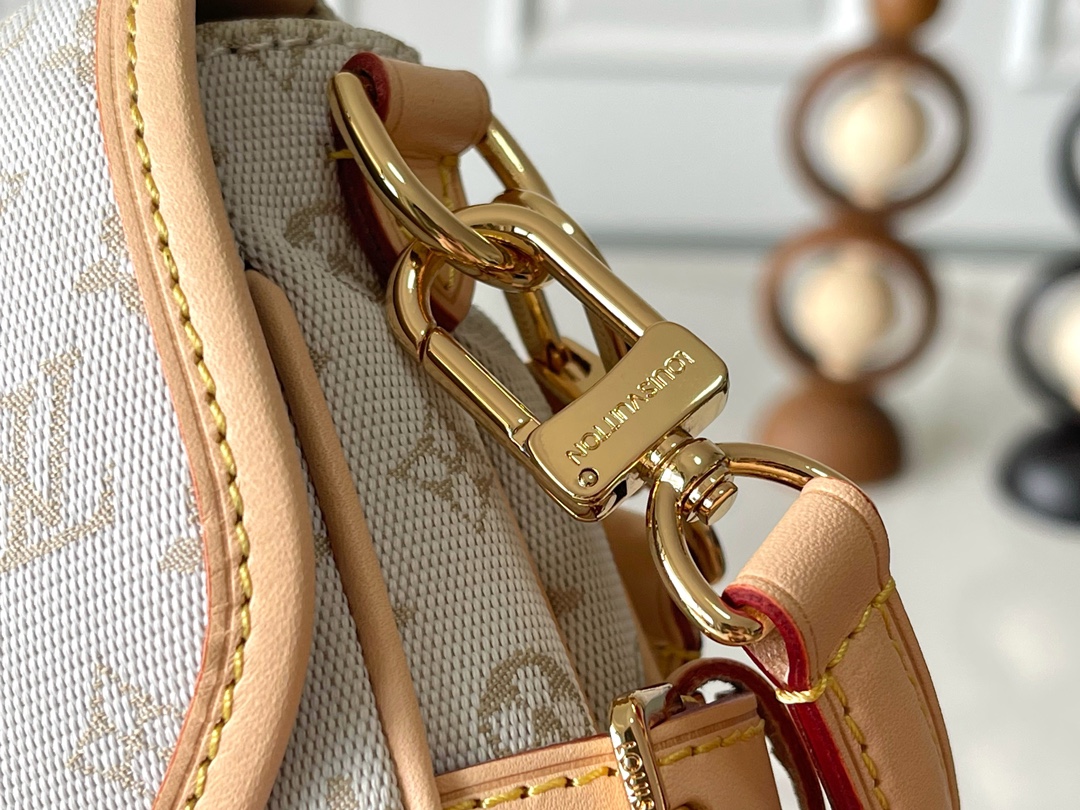 Louis Vuitton Saumur BB Crossbody Bag M12327 - Image 6