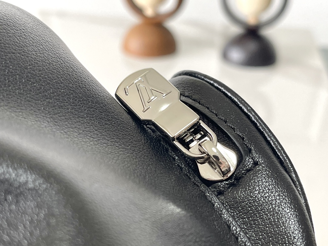 Louis Vuitton Montsouris Small Backpack in Black Leather - Image 6