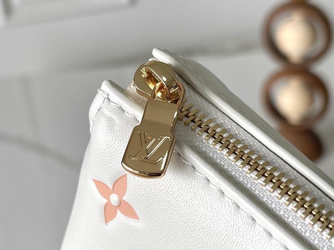Louis Vuitton Coussin Small Handbag M13233, White Multicolor - Image 6