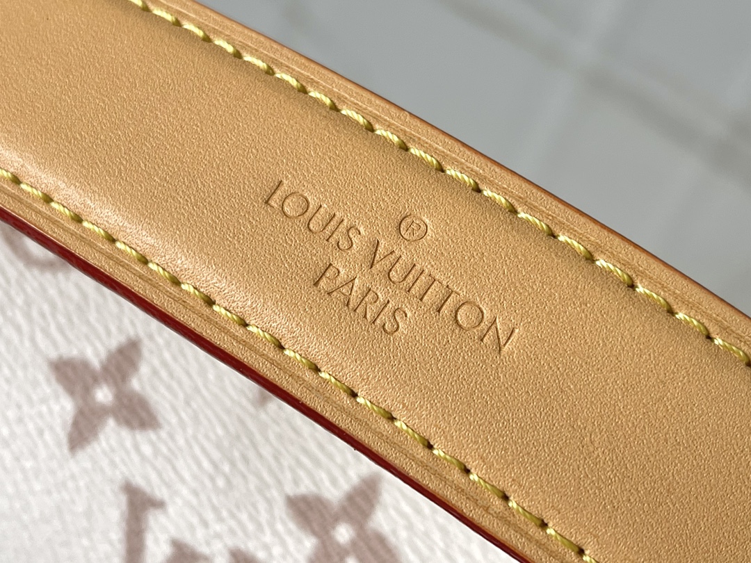 Louis Vuitton Side Trunk MM Handbag in Monogram Canvas - Image 6