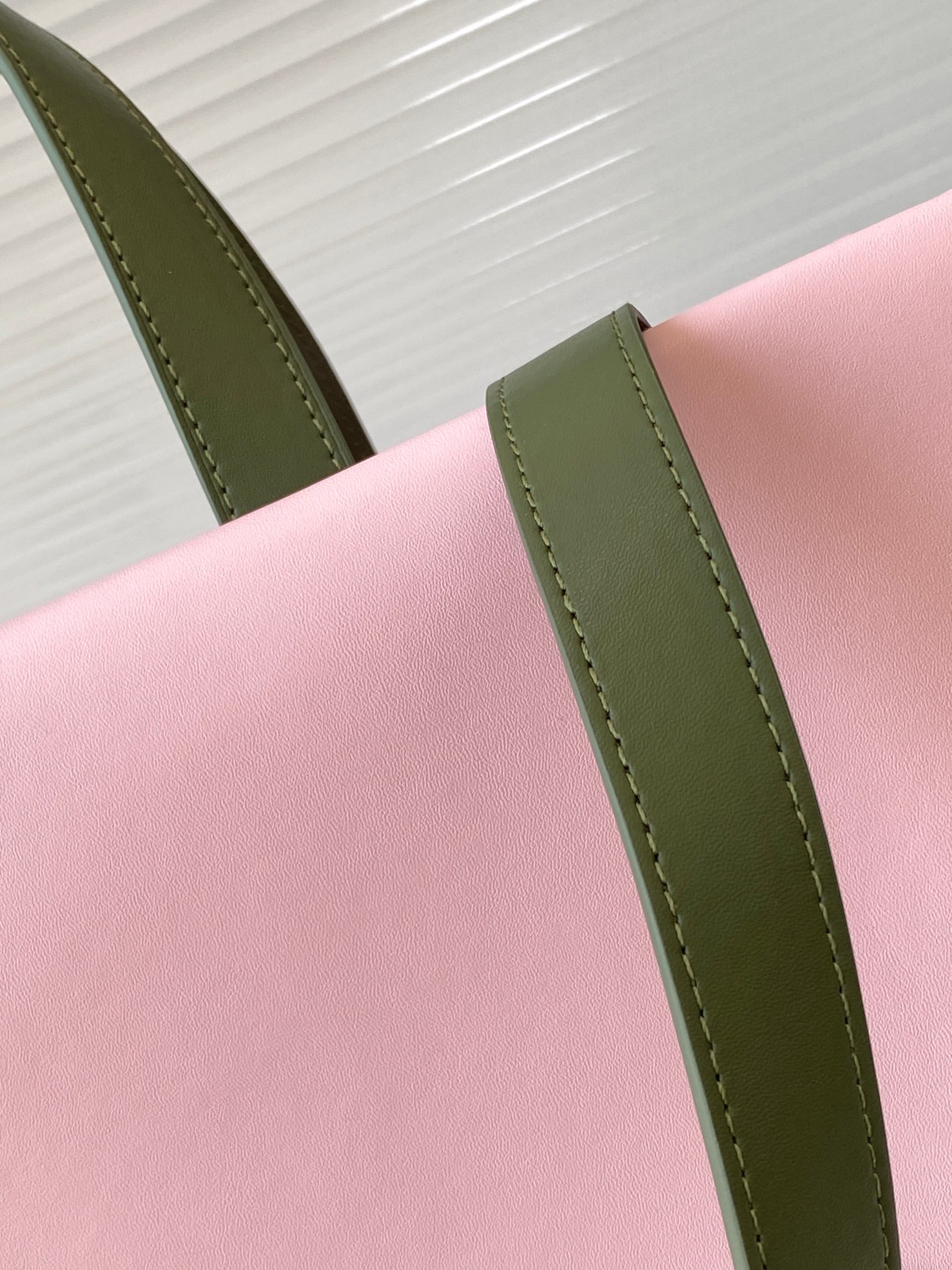 Louis Vuitton M24457 Medium Handbag - Image 6