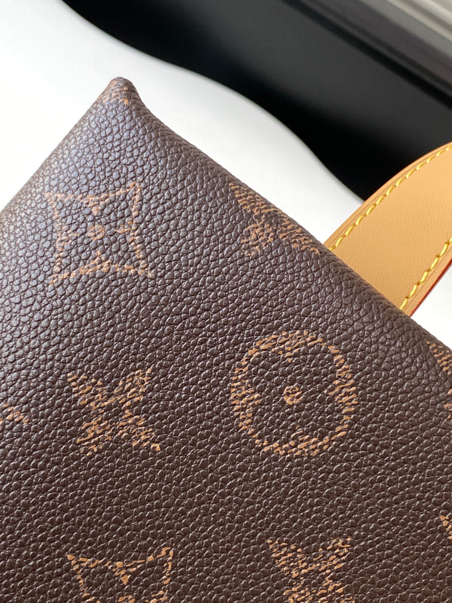 Louis Vuitton M13929 Medium Handbag - Image 6