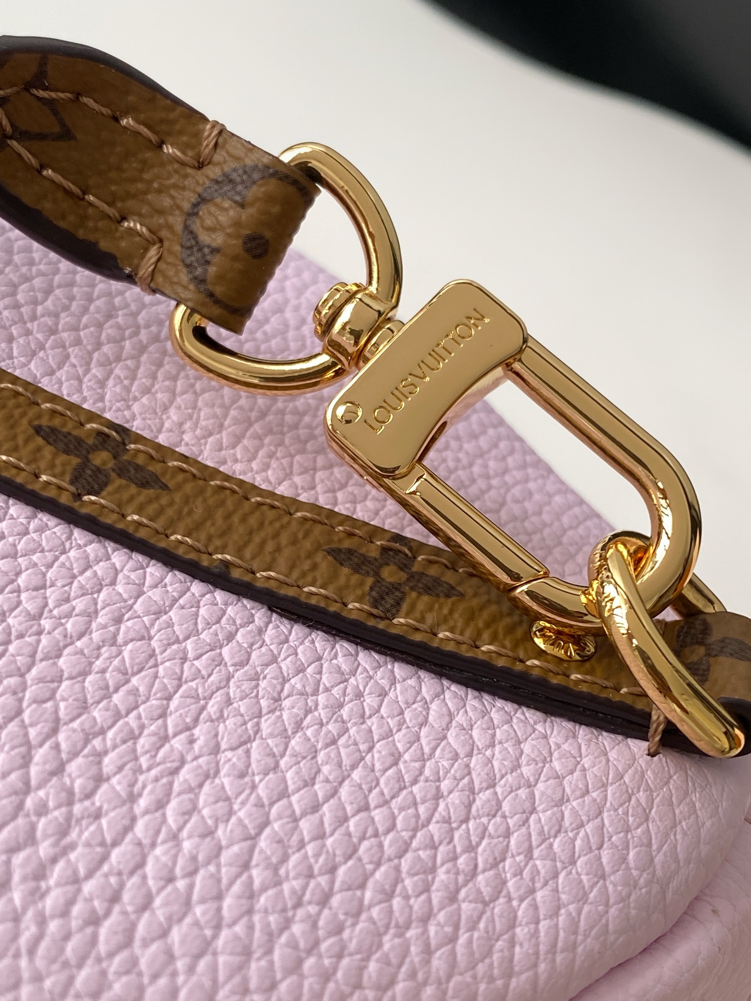 Louis Vuitton Express Small Handbag - Image 6