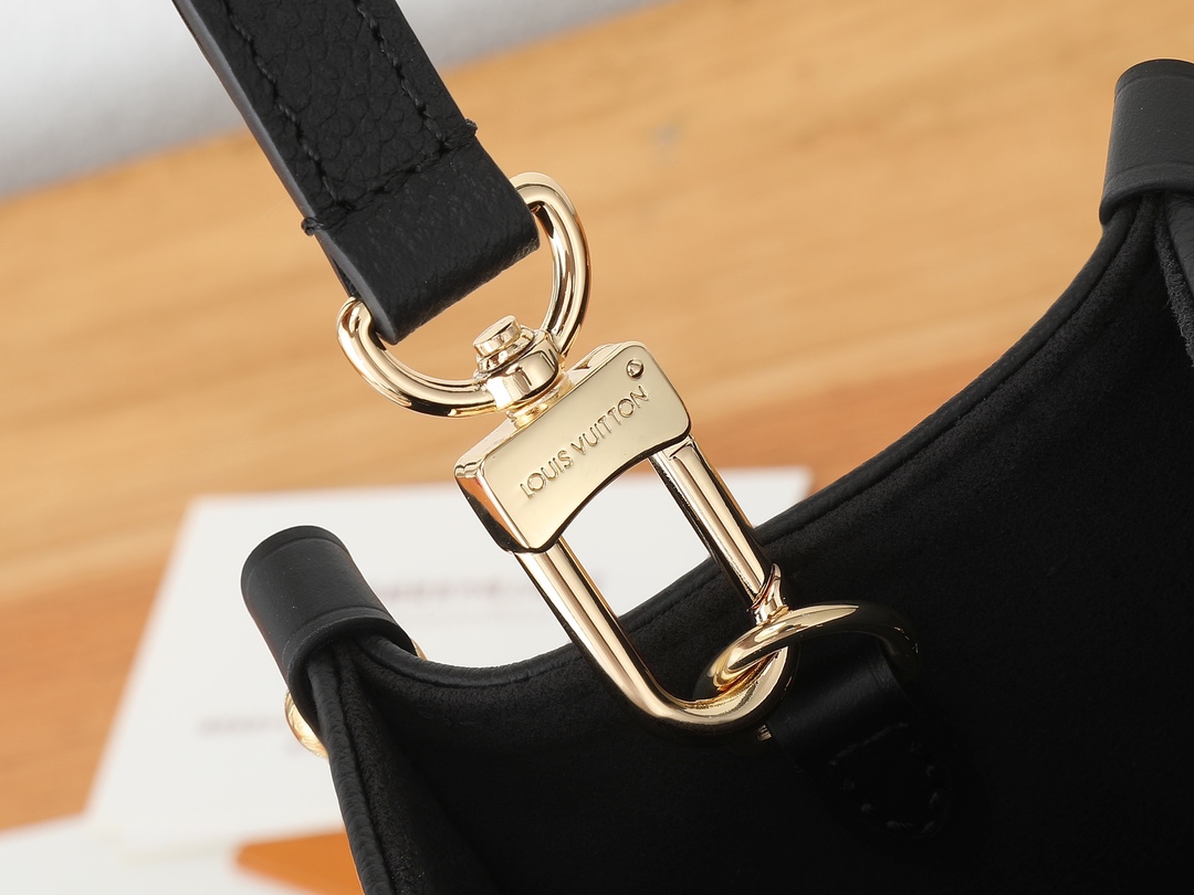 Louis Vuitton Onthego Small Tote Bag - Image 6