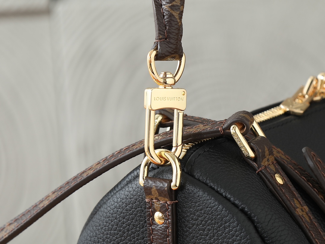 Louis Vuitton Express Small Handbag - Image 6