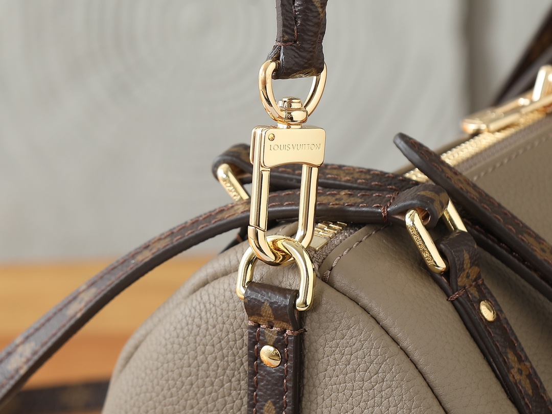 Louis Vuitton Express Small Handbag - Image 6