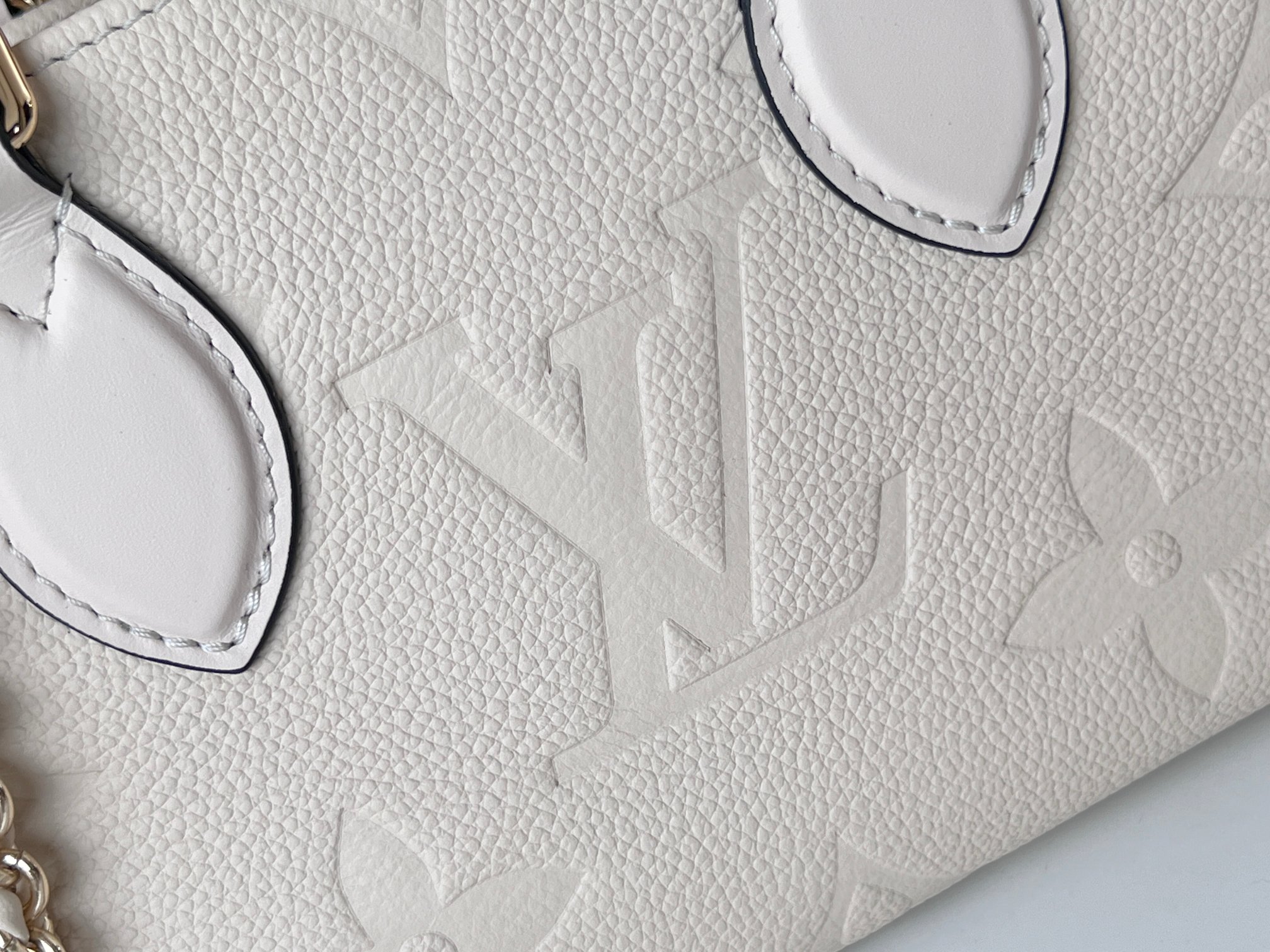 Louis Vuitton OnTheGo East West Tote Bag - Image 6