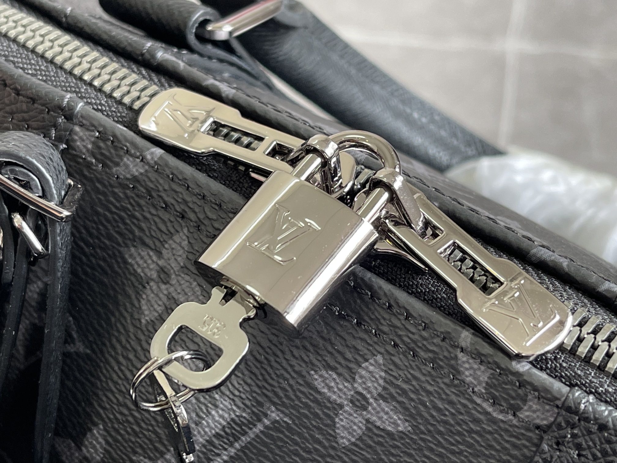 Louis Vuitton Taiga Keepall 50 Travel Bag Black - Image 6