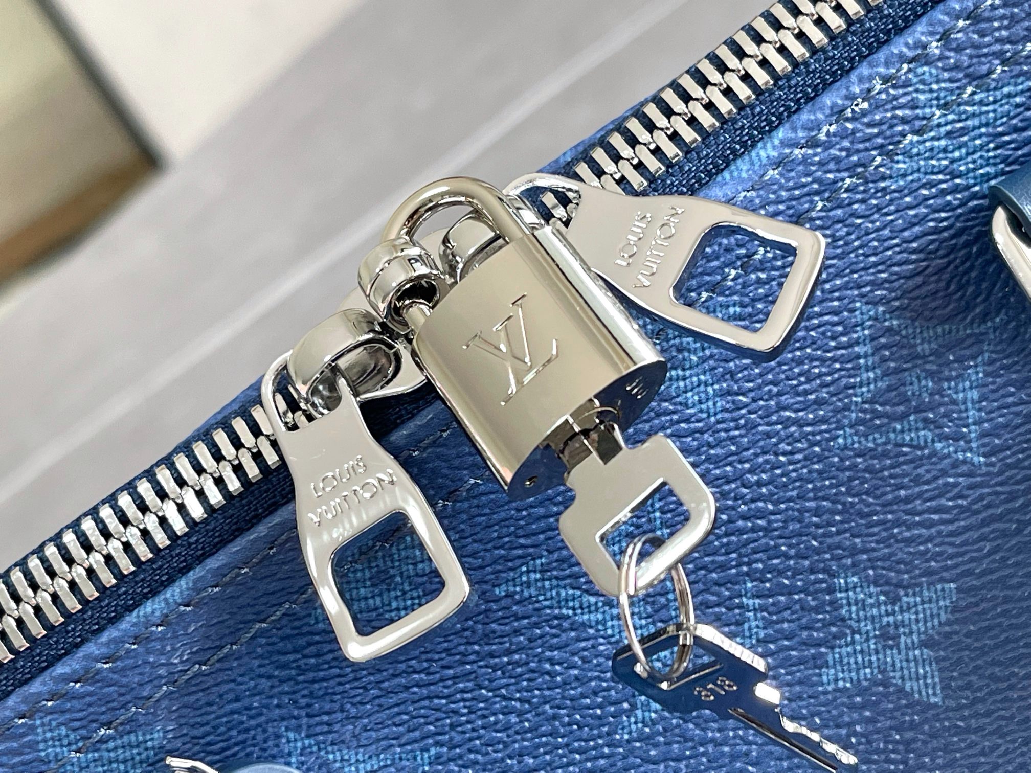 Louis Vuitton Keepall 55 Monogram Gradient Blue Travel Bag - Image 6