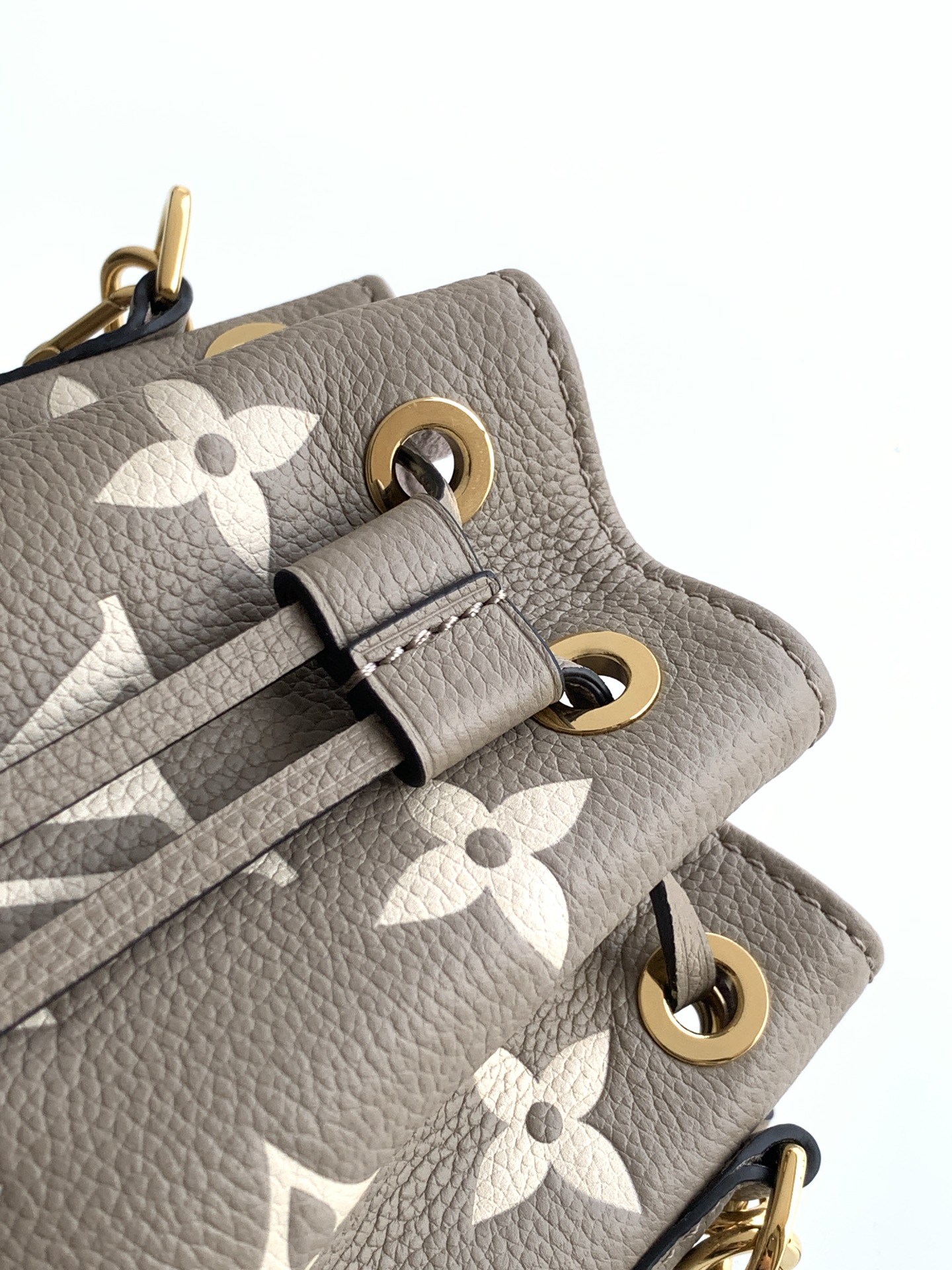Louis Vuitton Nano Noé Bucket Handbag in Elephant Gray Monogram Leather - Image 6