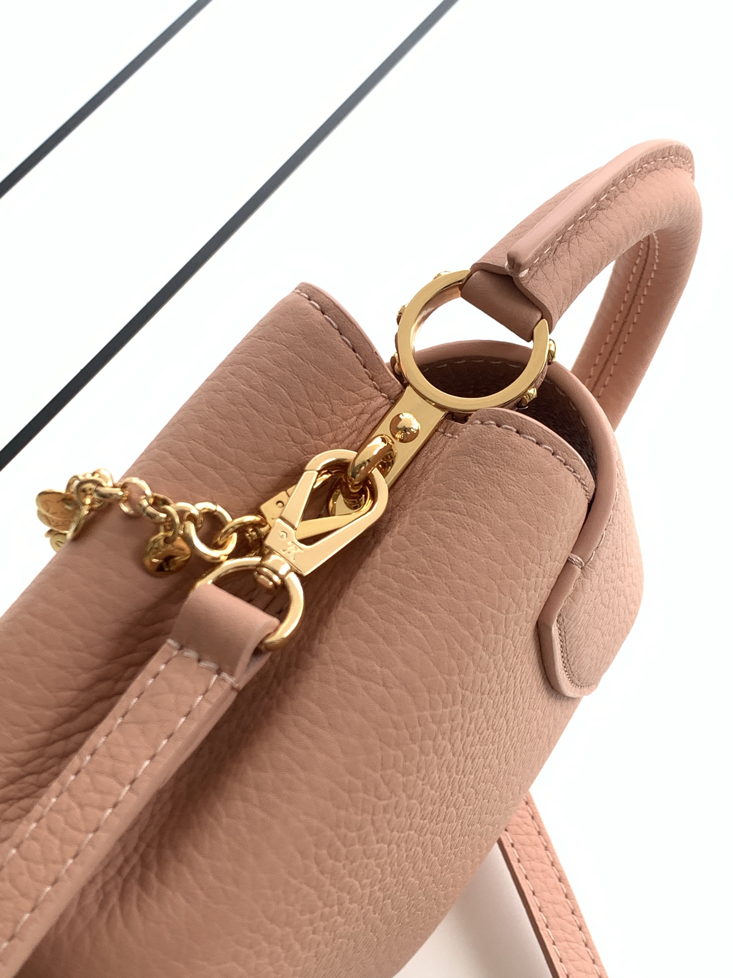 Louis Vuitton Capucines M28245 Mini Handbag in Nude Pink Taurillon Leather - Image 6