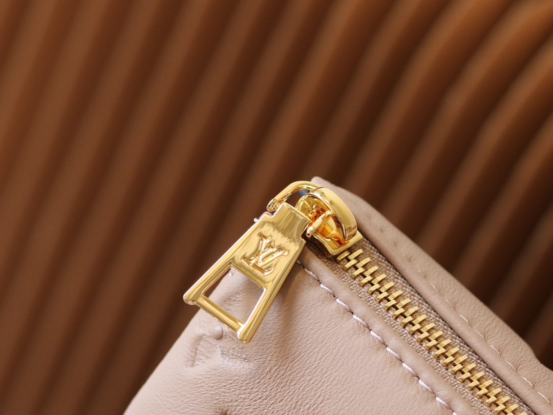 Louis Vuitton Coussin Medium Handbag - Image 6