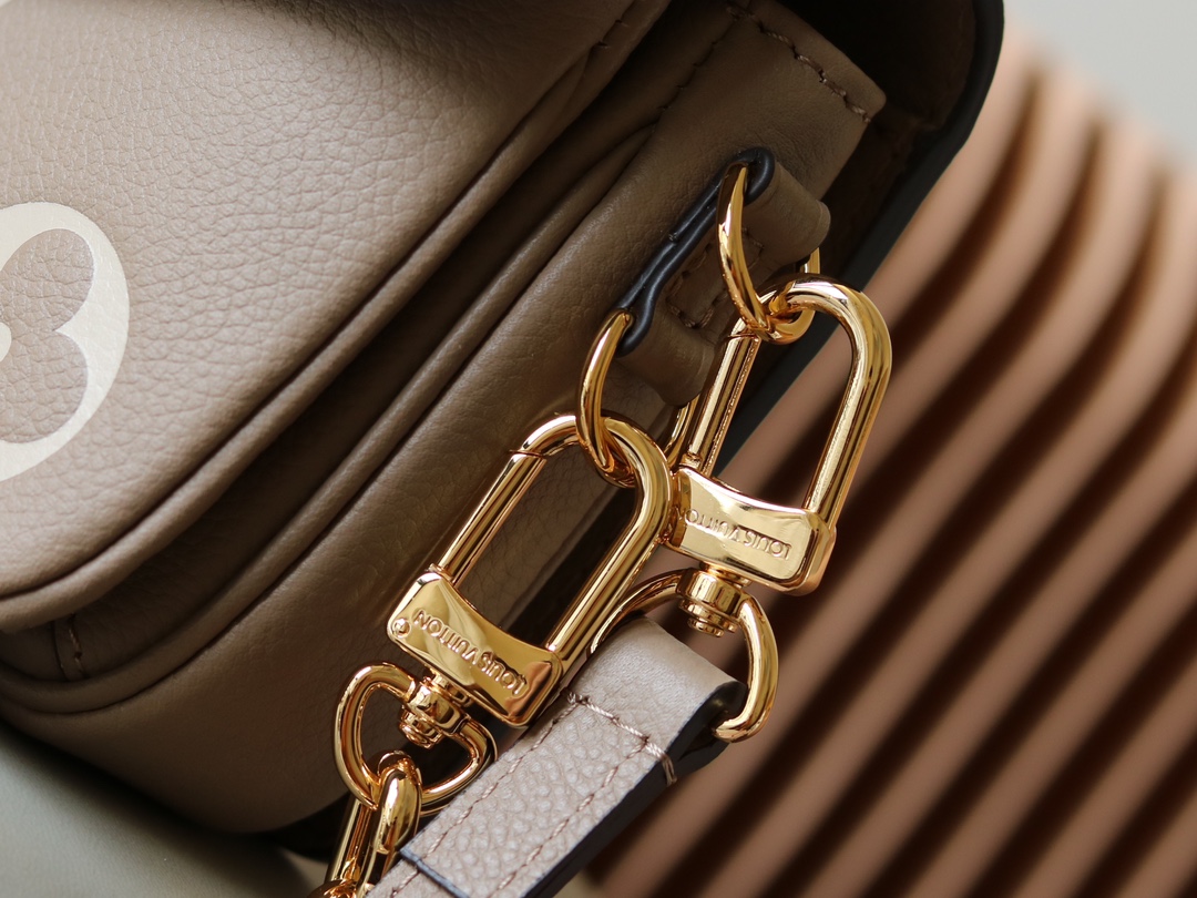 Louis Vuitton Pochette Métis East West Shoulder Bag - Image 6