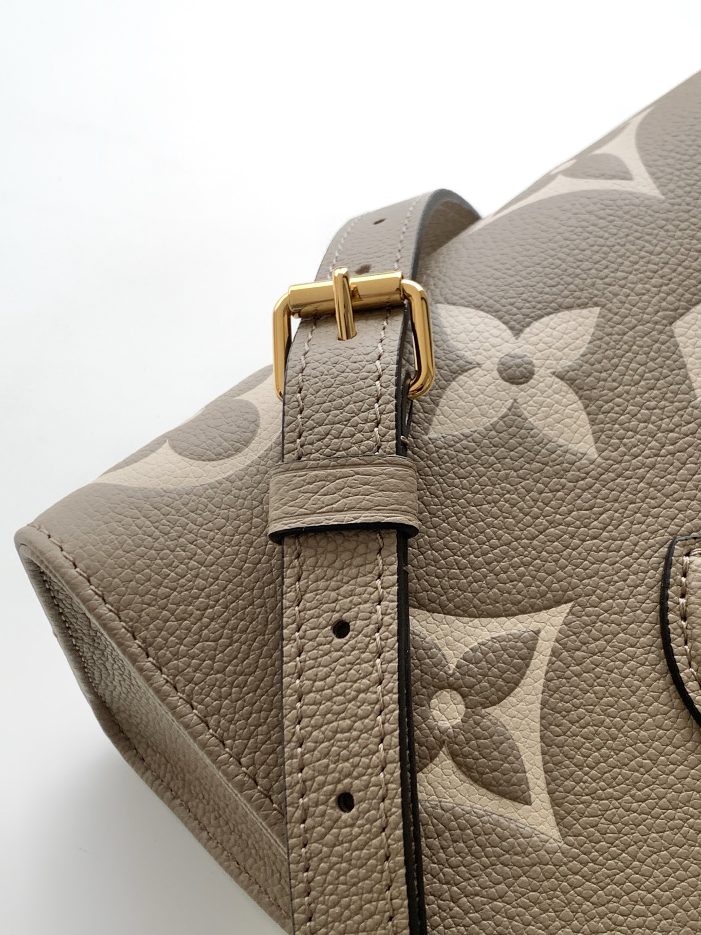 Louis Vuitton OnTheGo Small Handbag in Giant Monogram Leather, Model M23641 - Image 6