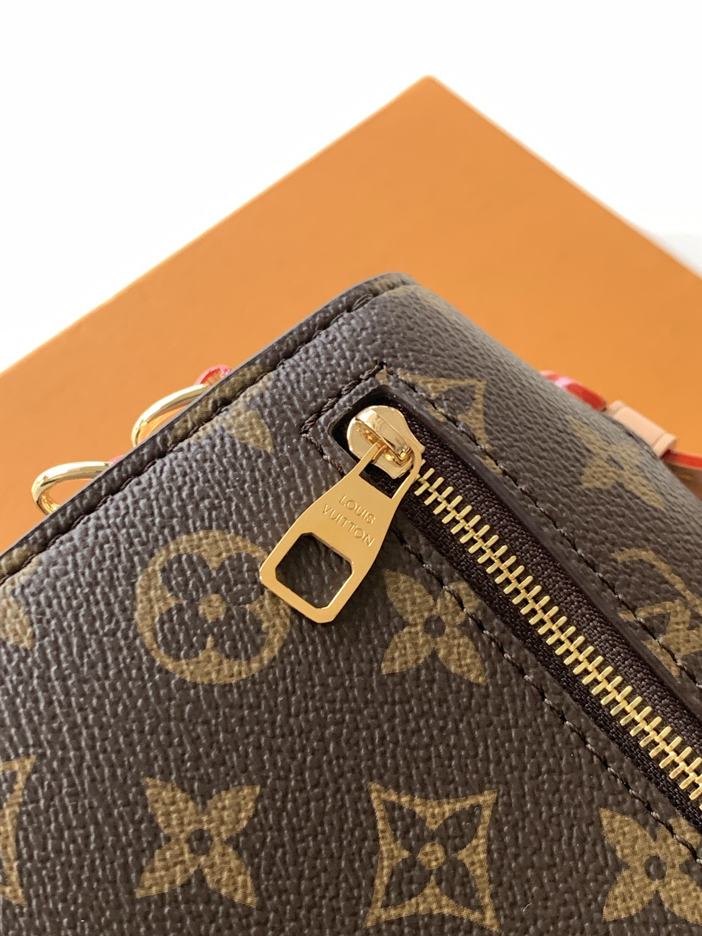 Louis Vuitton Pochette Métis East West Shoulder Bag in Monogram Canvas - Image 6