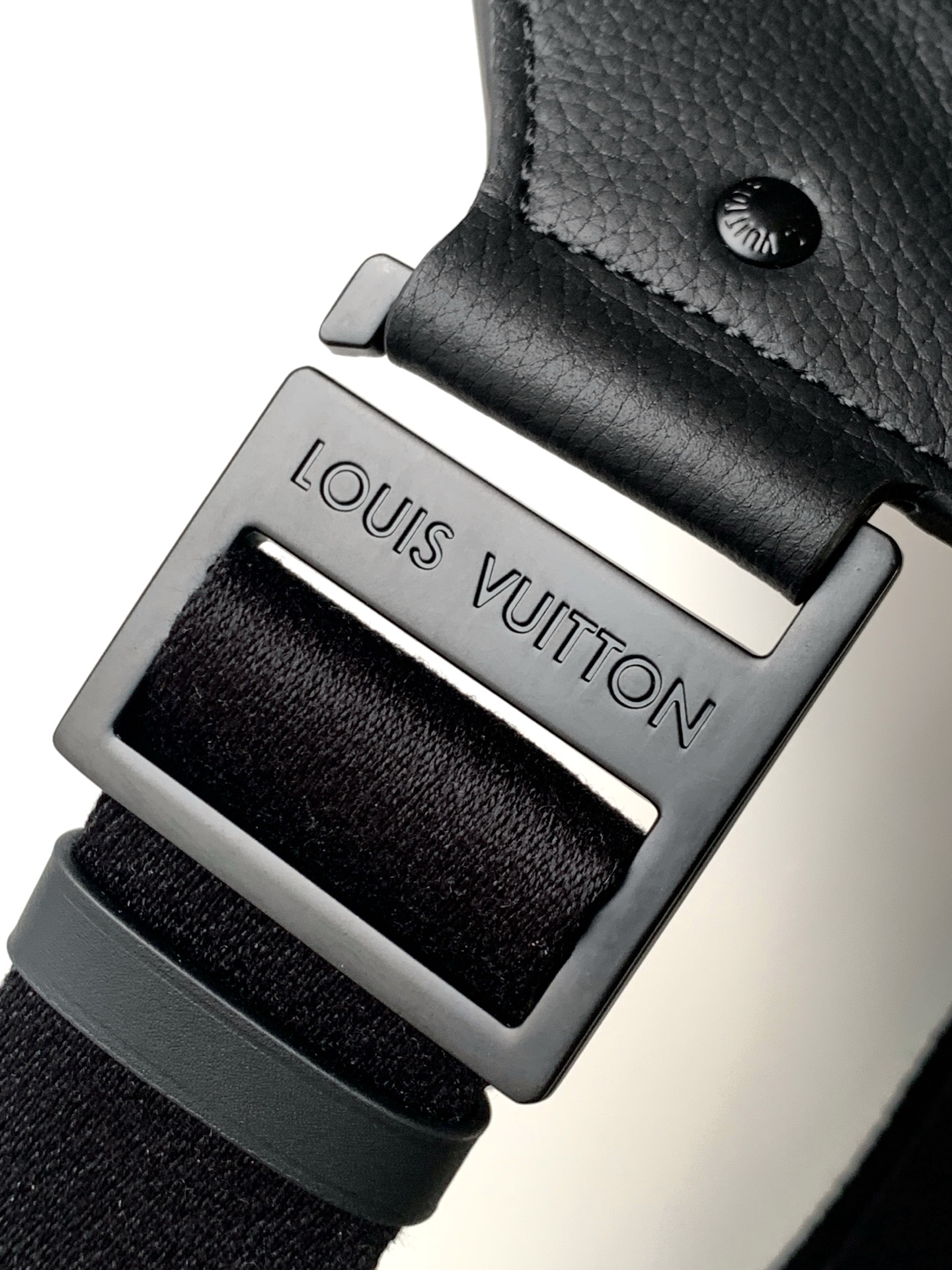 Louis Vuitton LV Aerogram Leather Shoulder Bag M57081 - Image 6