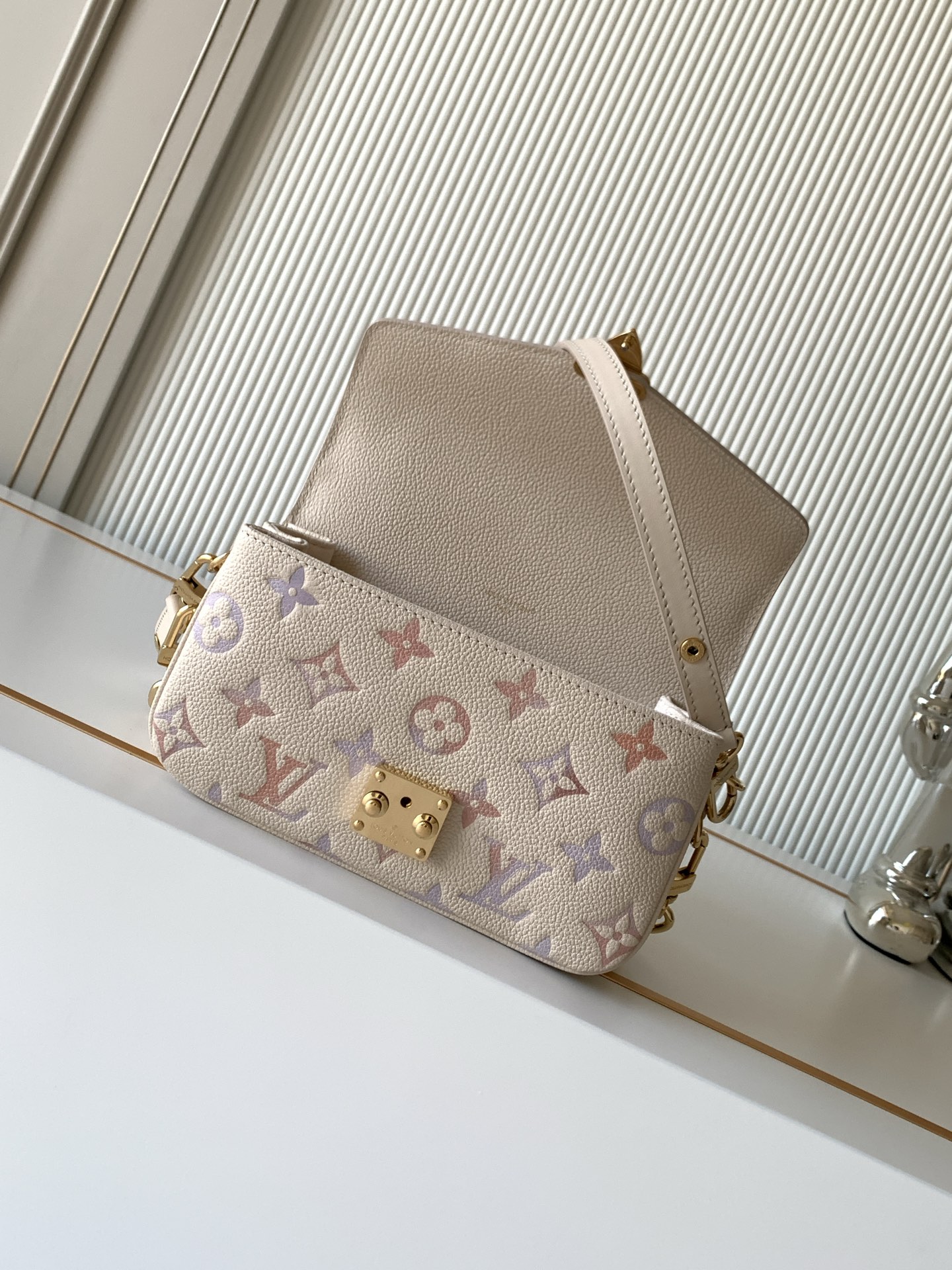 Louis Vuitton Pochette Métis East West Shoulder Bag - Image 6