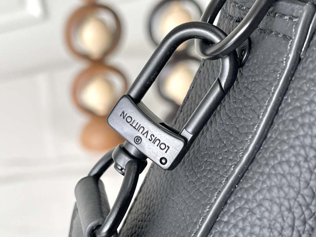 Louis Vuitton Fastline Leather Messenger Bag M22482 - Image 6