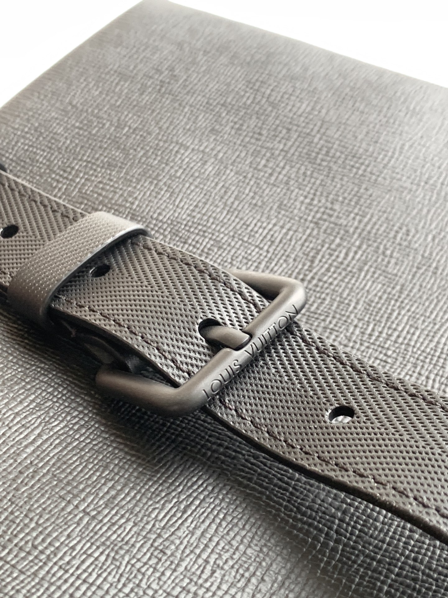 Louis Vuitton Medium Leather Handbag with Detachable Shoulder Strap - Image 6