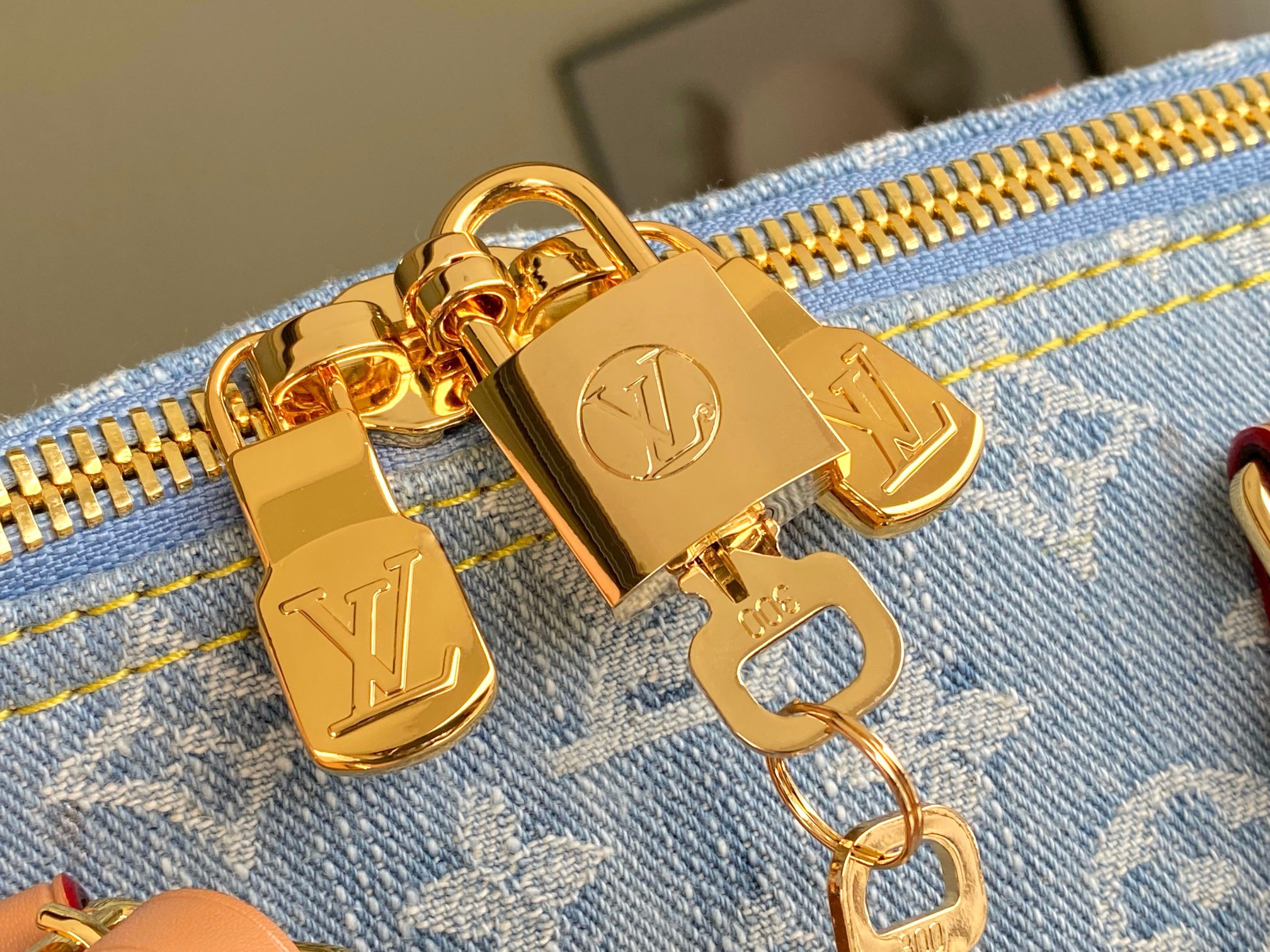 Louis Vuitton Keepall Bandoulière 45 Travel Bag in Washed Light Blue Denim - Image 6