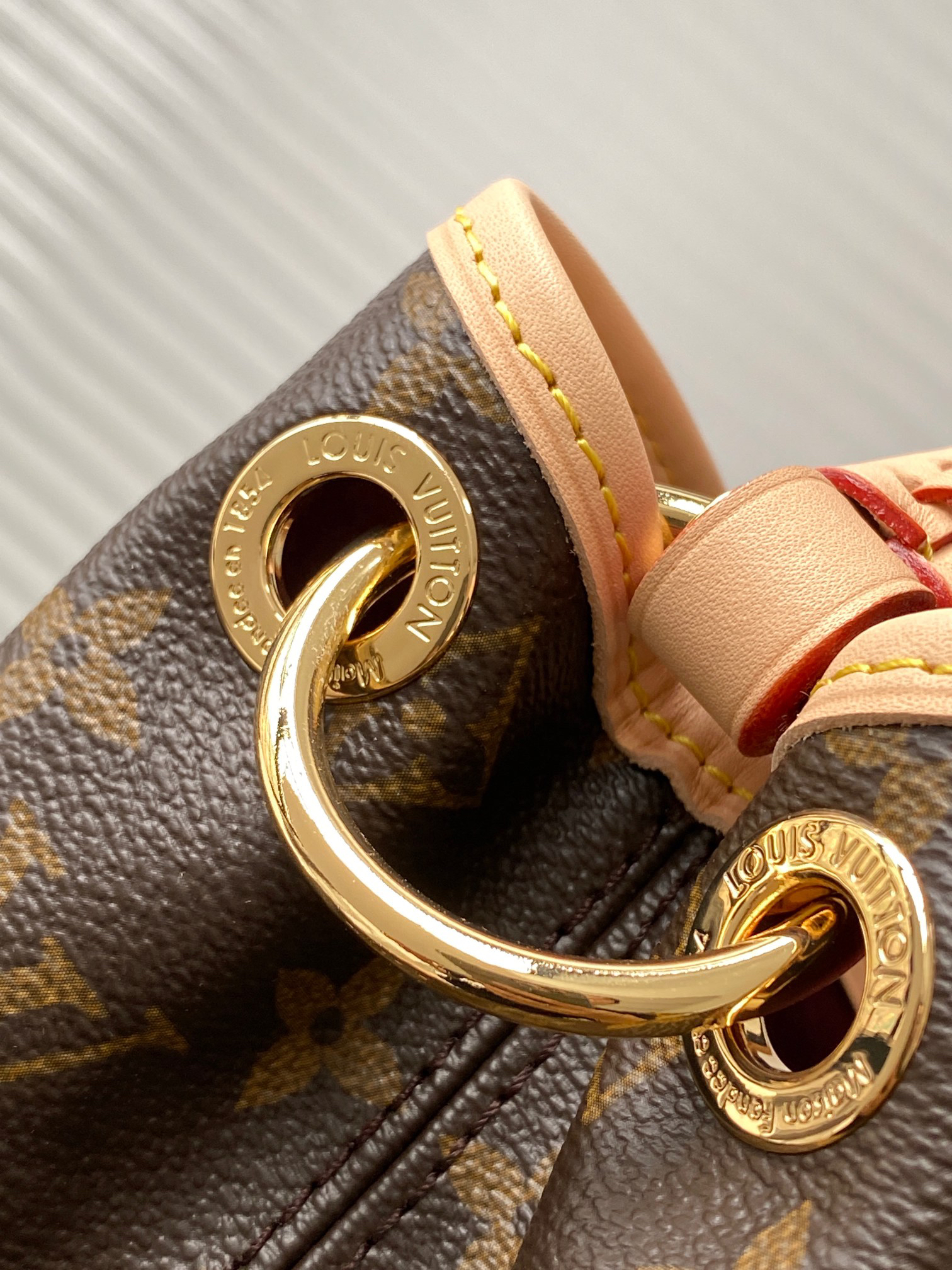 Louis Vuitton Artsy Handbag M25877 - Image 6
