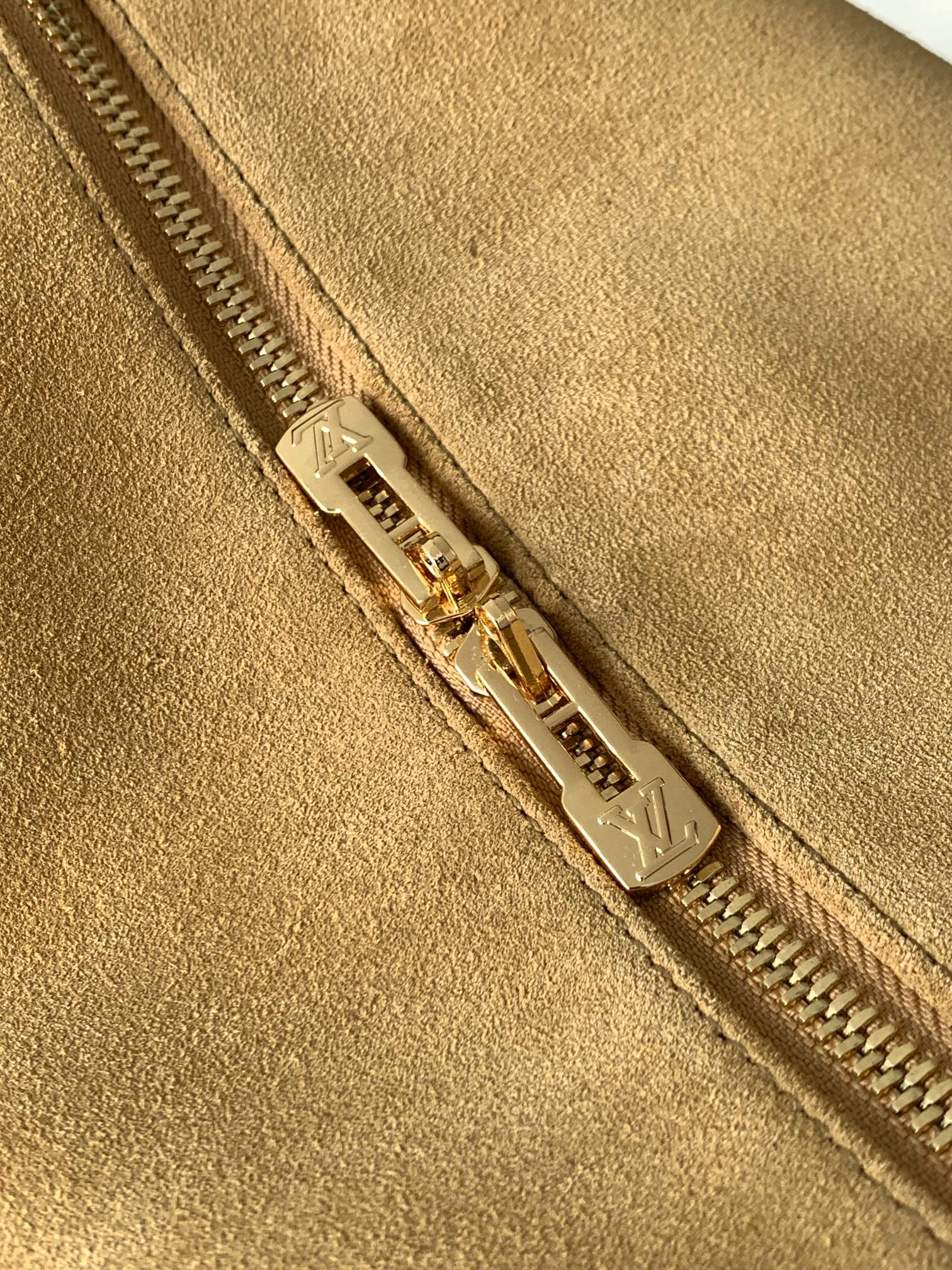 Louis Vuitton Express Medium Handbag - Image 6
