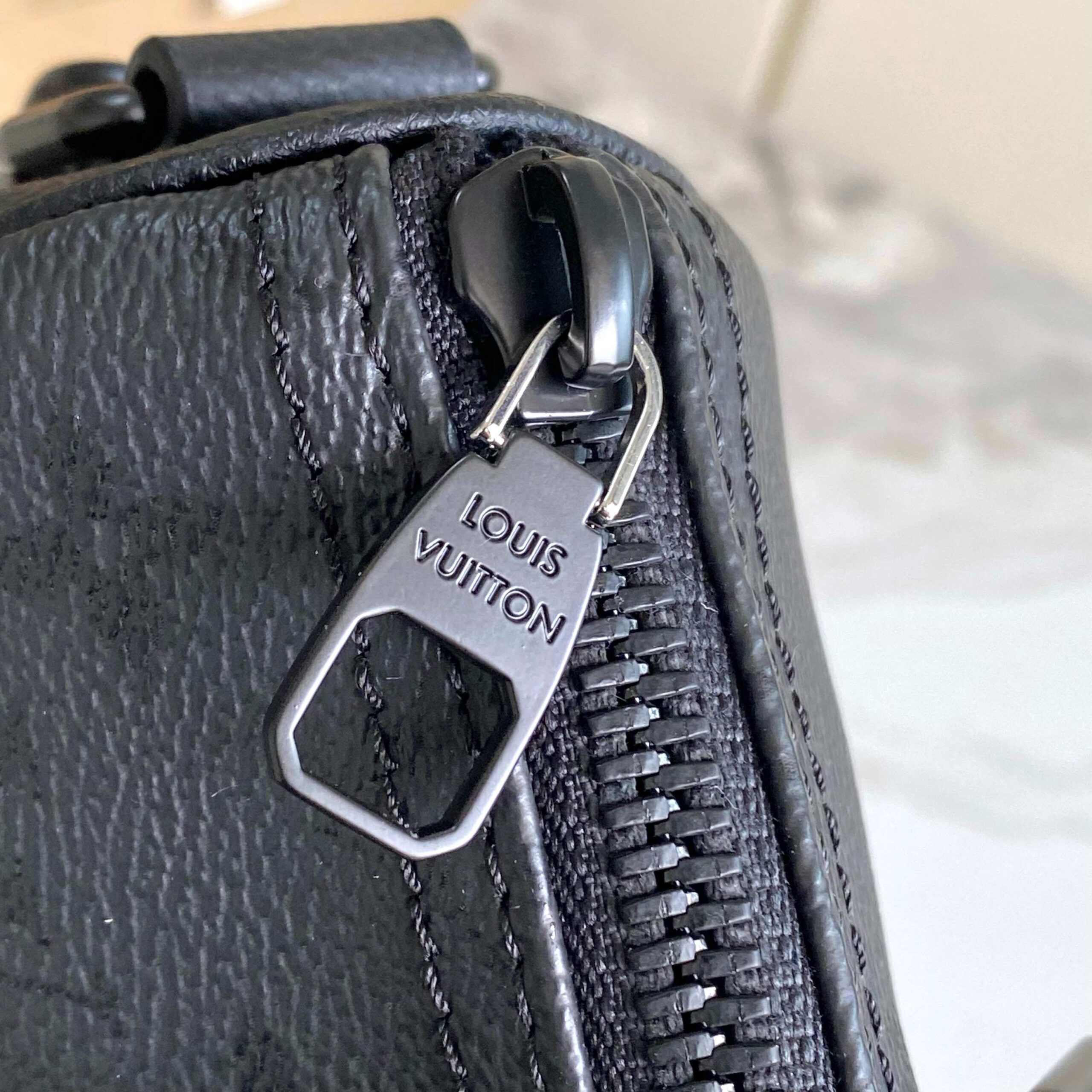 Louis Vuitton Keepall Bandoulière 25 Travel Bag in Monogram Midnight Coated Canvas - Image 6