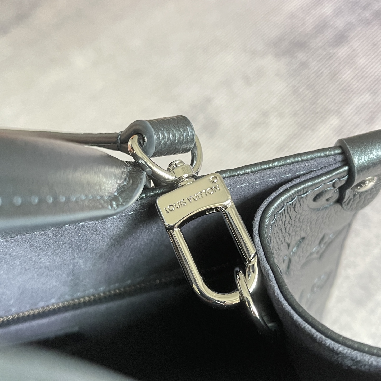 Louis Vuitton OnTheGo Tote Bag in Pearlescent Blue Embossed Leather - Image 6