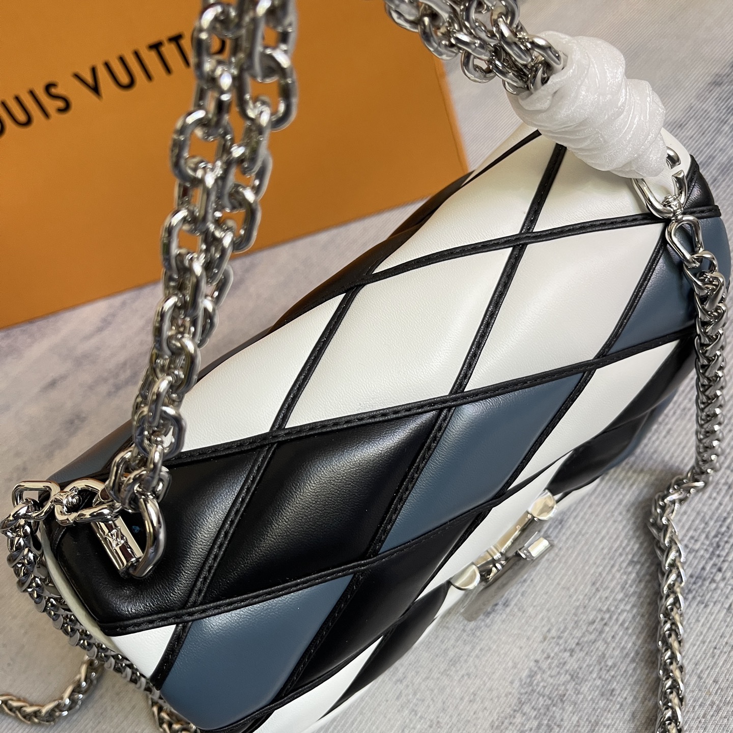 GO-14 Medium Handbag - Image 6