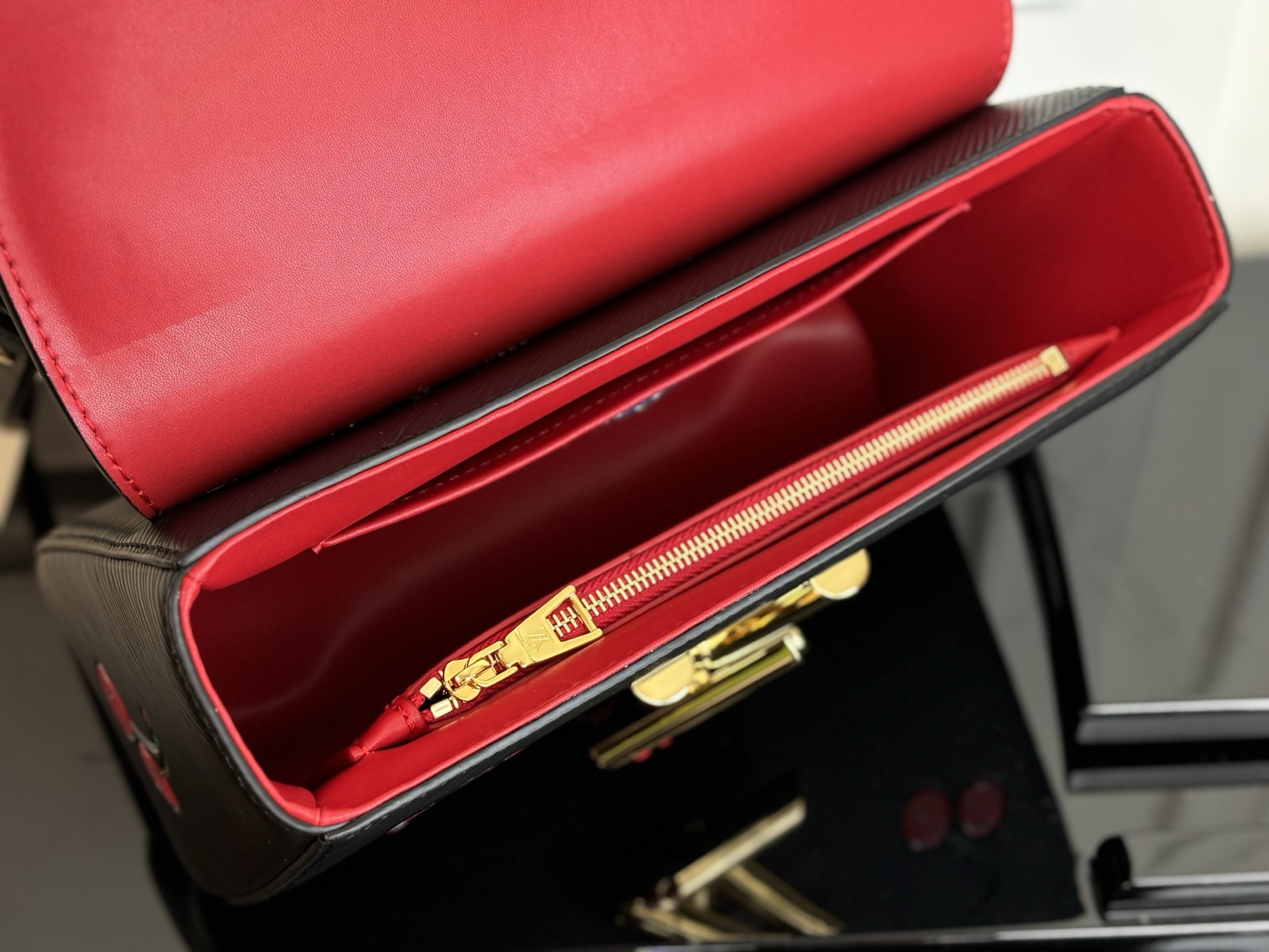 Louis Vuitton Twist Medium Handbag in Black Epi Leather - Image 6