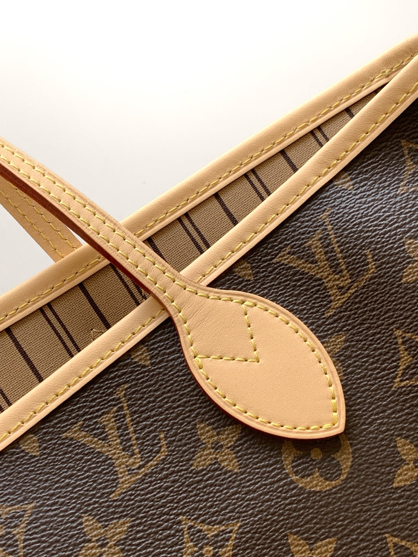 Louis Vuitton Neverfull Medium Monogram Tote Bag - Image 6