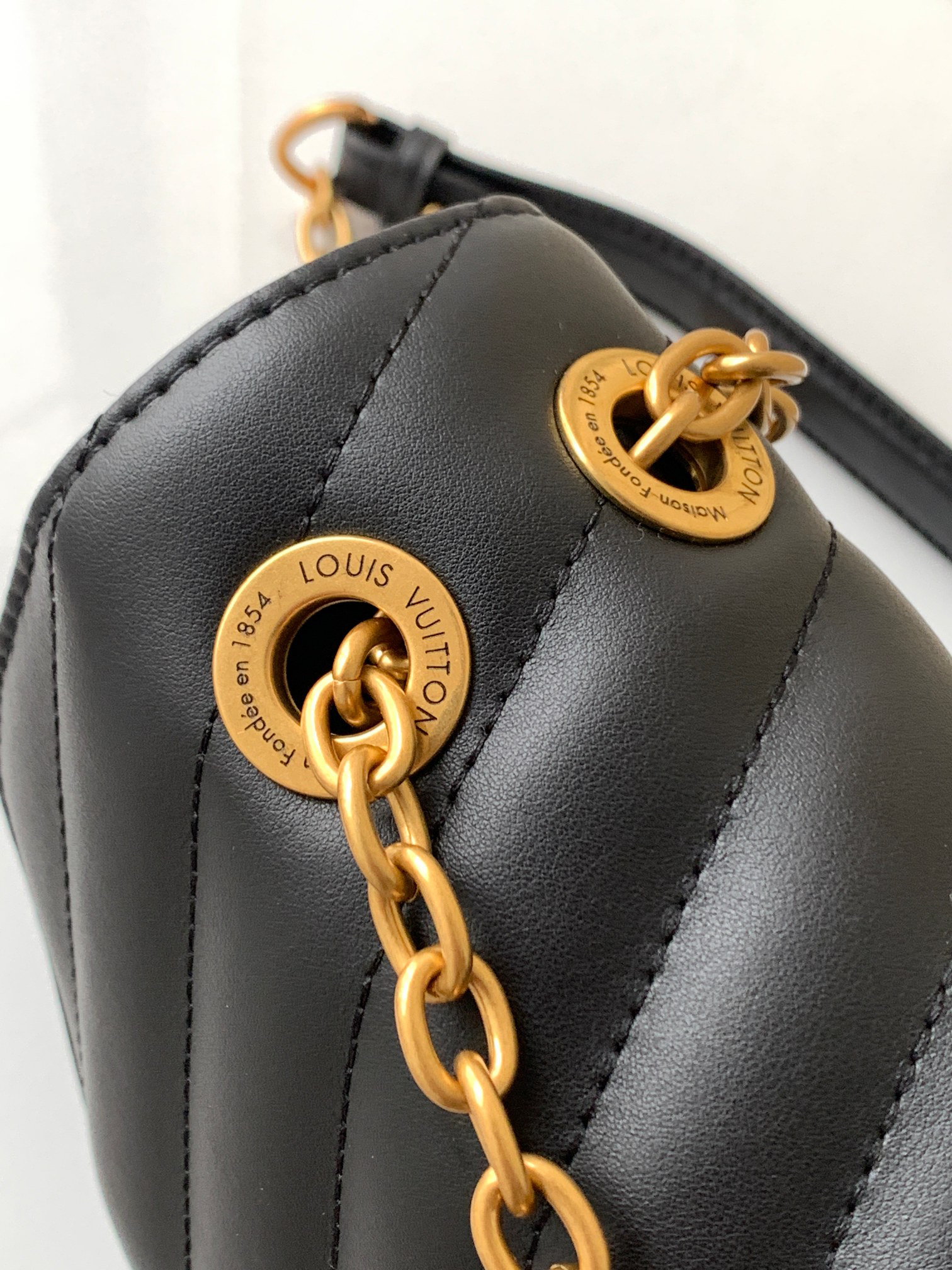 Louis Vuitton New Wave Chain V Shoulder Bag M58552 Black - Image 6